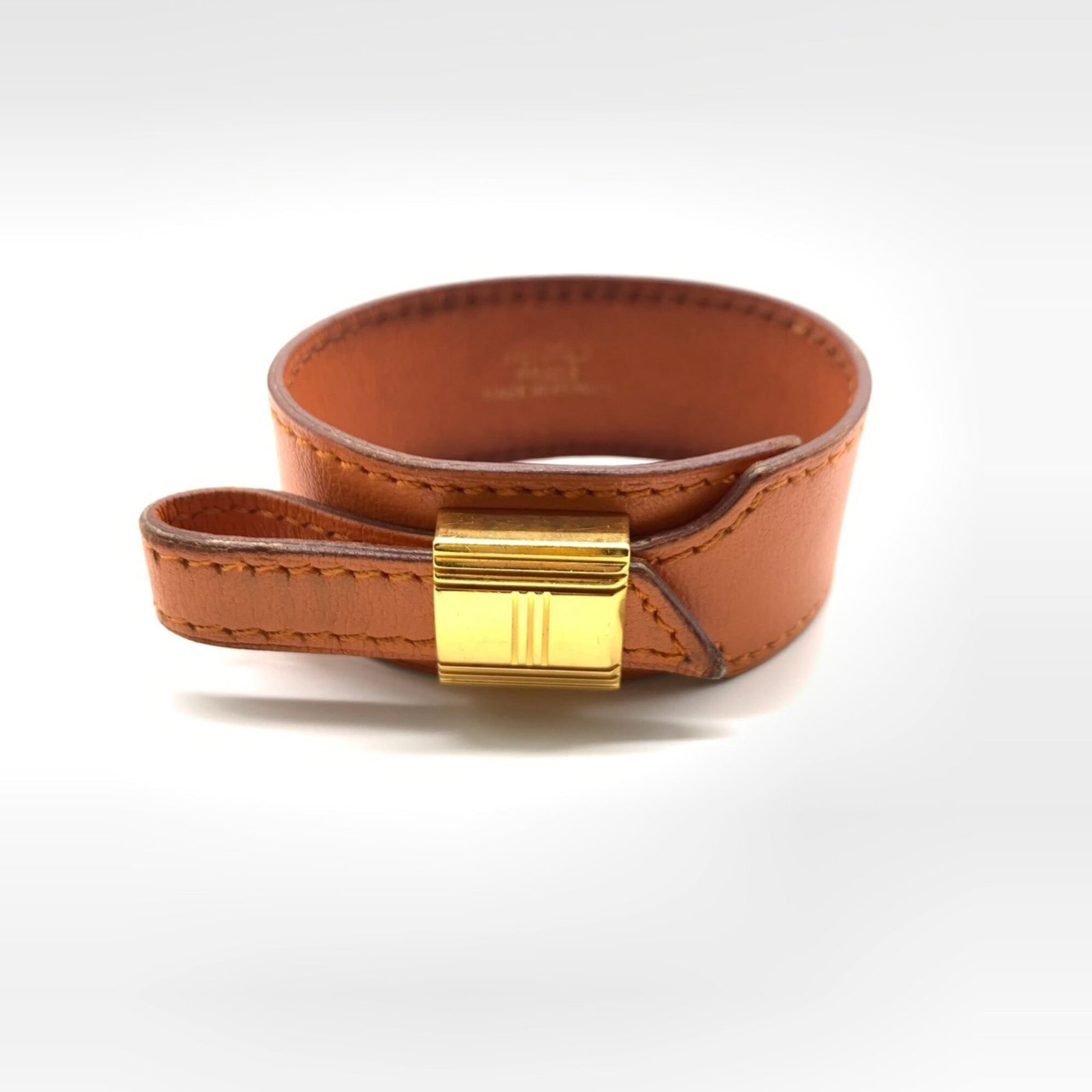 HERMES Charm Bracelet Leather: HERMES Charm Bracelet Leather Leather charm bracelet from Hermes, featuring a 16cm length with visible wear and scratches. The item is in good condition, with scuffs and dirt present, but still fully 