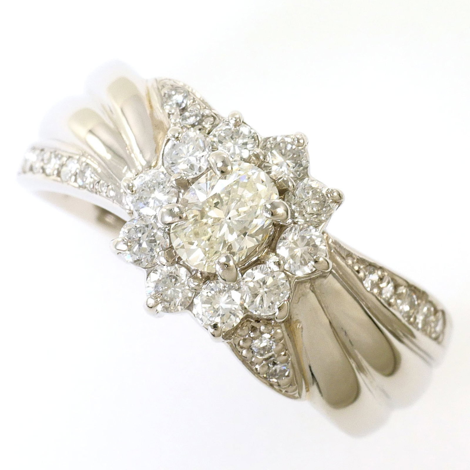 Band Ring Platinum 900: Band Ring Platinum 900 Platinum 900 band ring boasts a sleek 10mm width and a US size 6.5, making it a stylish choice for any occasion. This like-new, platinum 900 band ring features a diamond stone