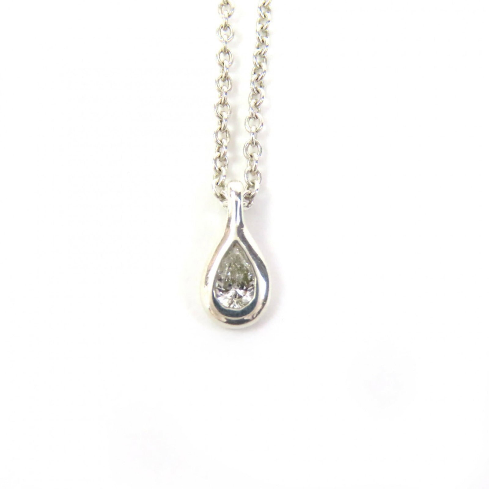 TIFFANY Silver 925: TIFFANY Silver 925 Tiffany Country of Origin: Spain, this elegant silver necklace boasts a sleek design. The 925 sterling silver material shines with a bright silver color, while the 41 cm