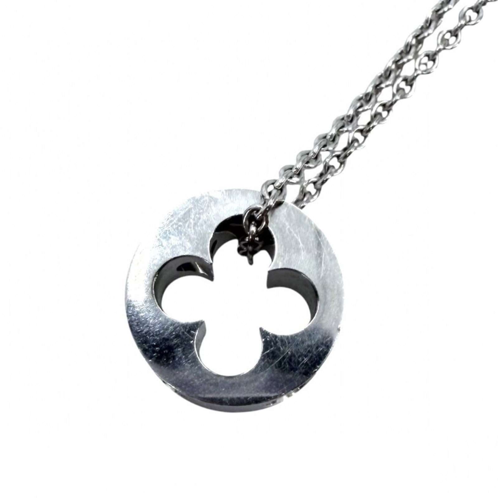 LOUIS VUITTON White Gold (18K): LOUIS VUITTON White Gold (18K) White gold (18K) necklace from Louis Vuitton, featuring a 10mm x 10mm pendant with a 40.5 cm / 15.94'' neck circumference. The item bears visible wear, including