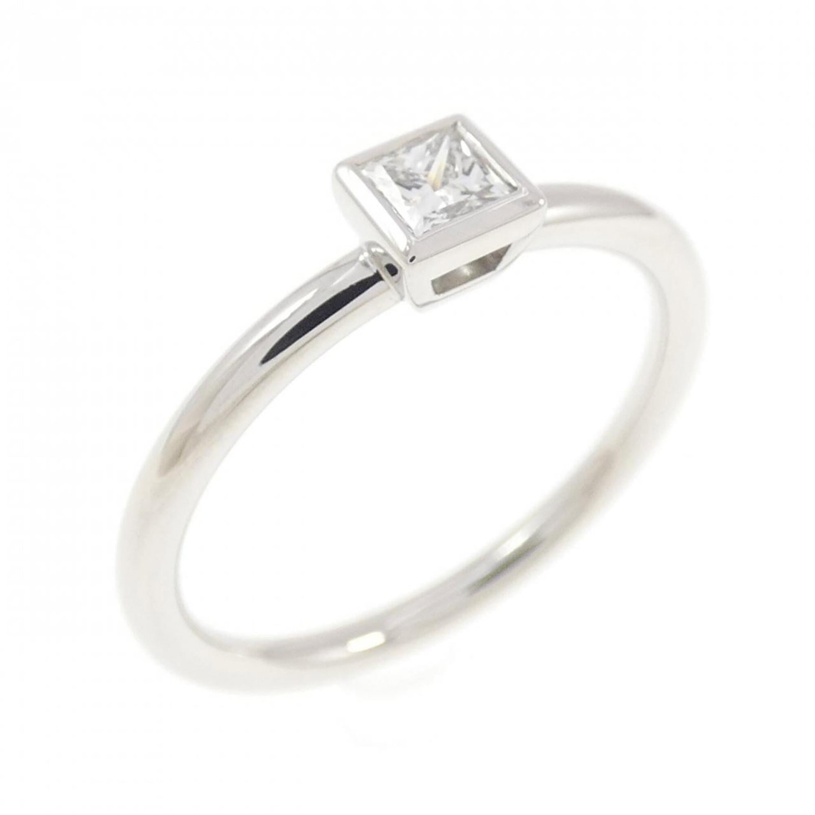 TIFFANY Band Ring Platinum 950: TIFFANY Band Ring Platinum 950 Platinum 950 Tiffany band ring with a diamond stone, this elegant piece shines with a subtle sophistication. Made from high-quality platinum, it boasts a sleek and