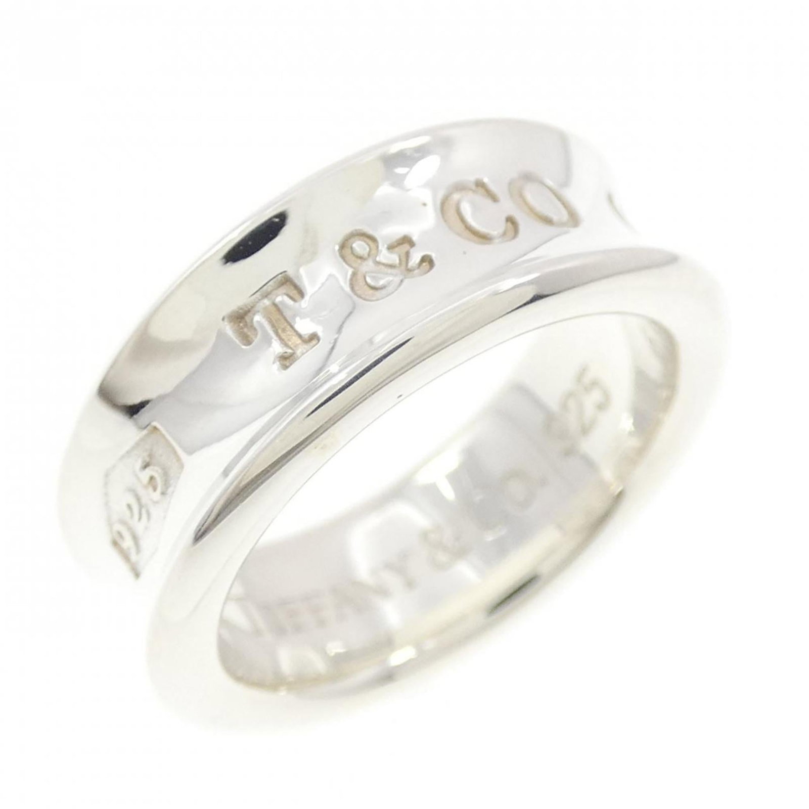 TIFFANY Band Ring Silver 925: TIFFANY Band Ring Silver 925 Silver 925 band ring from Tiffany, a classic design with a subtle elegance. This gently used ring features a minor scratch and light marks, but remains in very good condit