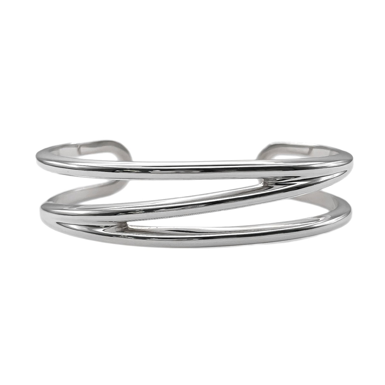 TIFFANY Bangle Silver 925: TIFFANY Bangle Silver 925 Silver 925 bangle from Tiffany, featuring a sleek design with a length of 16cm and a width of 1.5cm. This gently used bangle shows minor signs of wear, including small