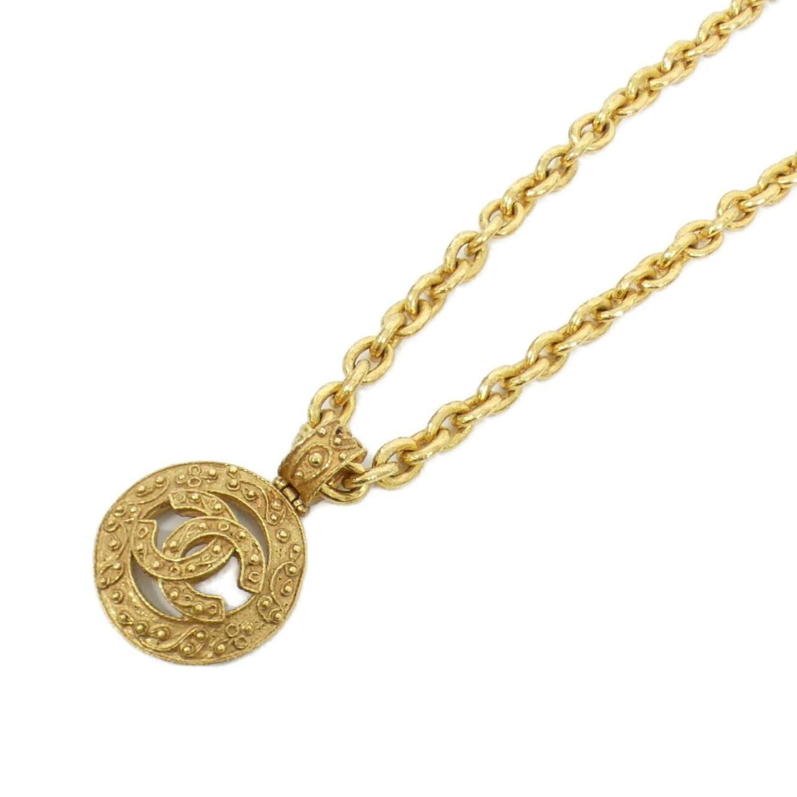 CHANEL Gold Necklace: CHANEL Gold Necklace The CHANEL Gold Necklace boasts a sleek design with a 55mm x 40mm pendant, set against a gold background. With a neck circumference of 67.5 cm, this necklace is designed to comple