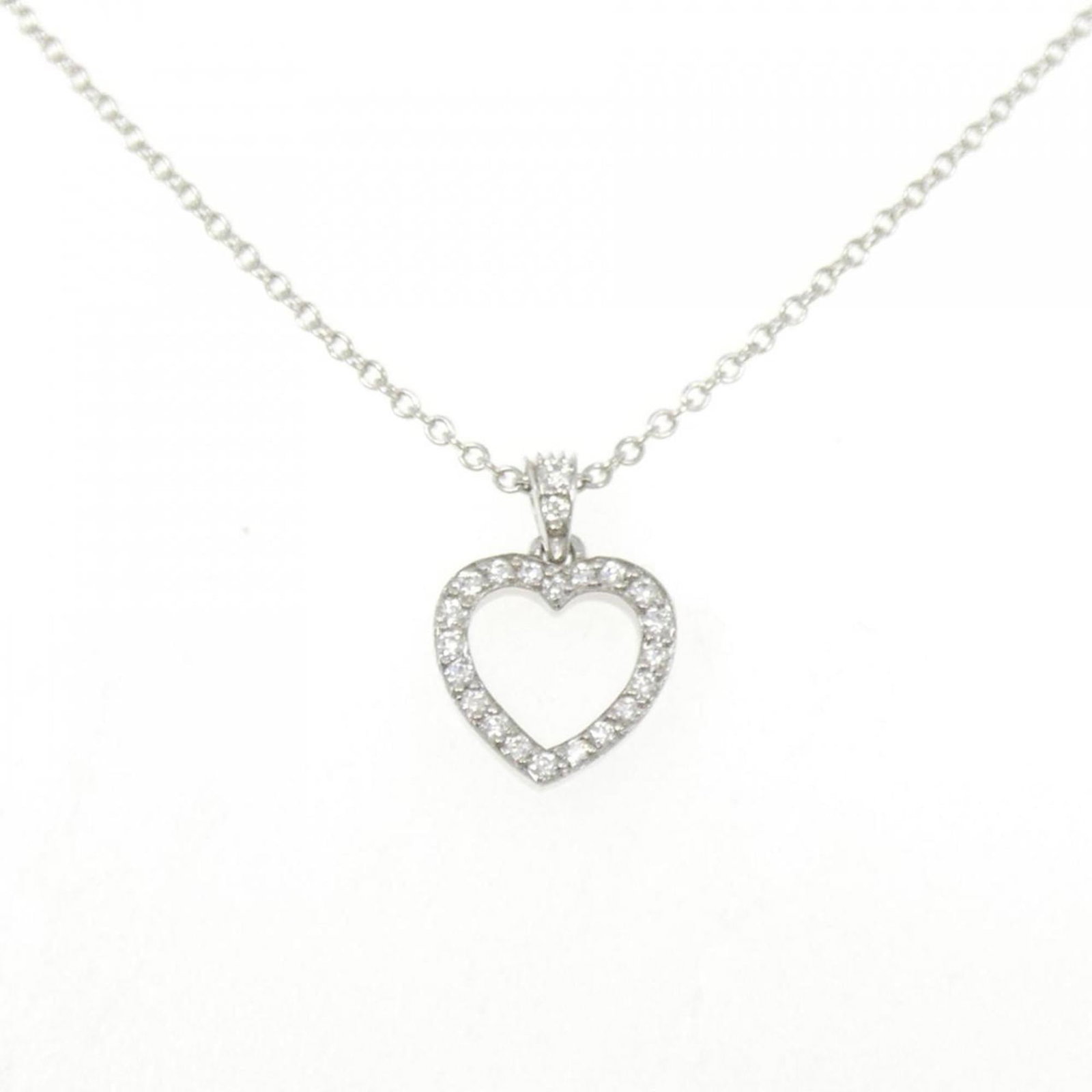 TIFFANY Platinum 950: TIFFANY Platinum 950 Platinum 950 necklace with a stunning diamond pendant, crafted by Tiffany & Co. in platinum 950. The necklace features a 41 cm circumference and measures 11.9mm x 8.5mm, making