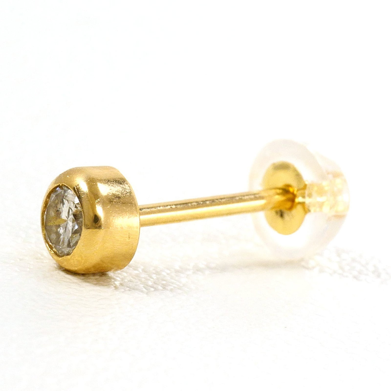 Stud Earrings Yellow Gold (18K): Stud Earrings Yellow Gold (18K) Stud earrings in 18K yellow gold feature a 0.105 carat diamond, adding a touch of elegance to any outfit. Made from high-quality yellow gold, these earrings are in