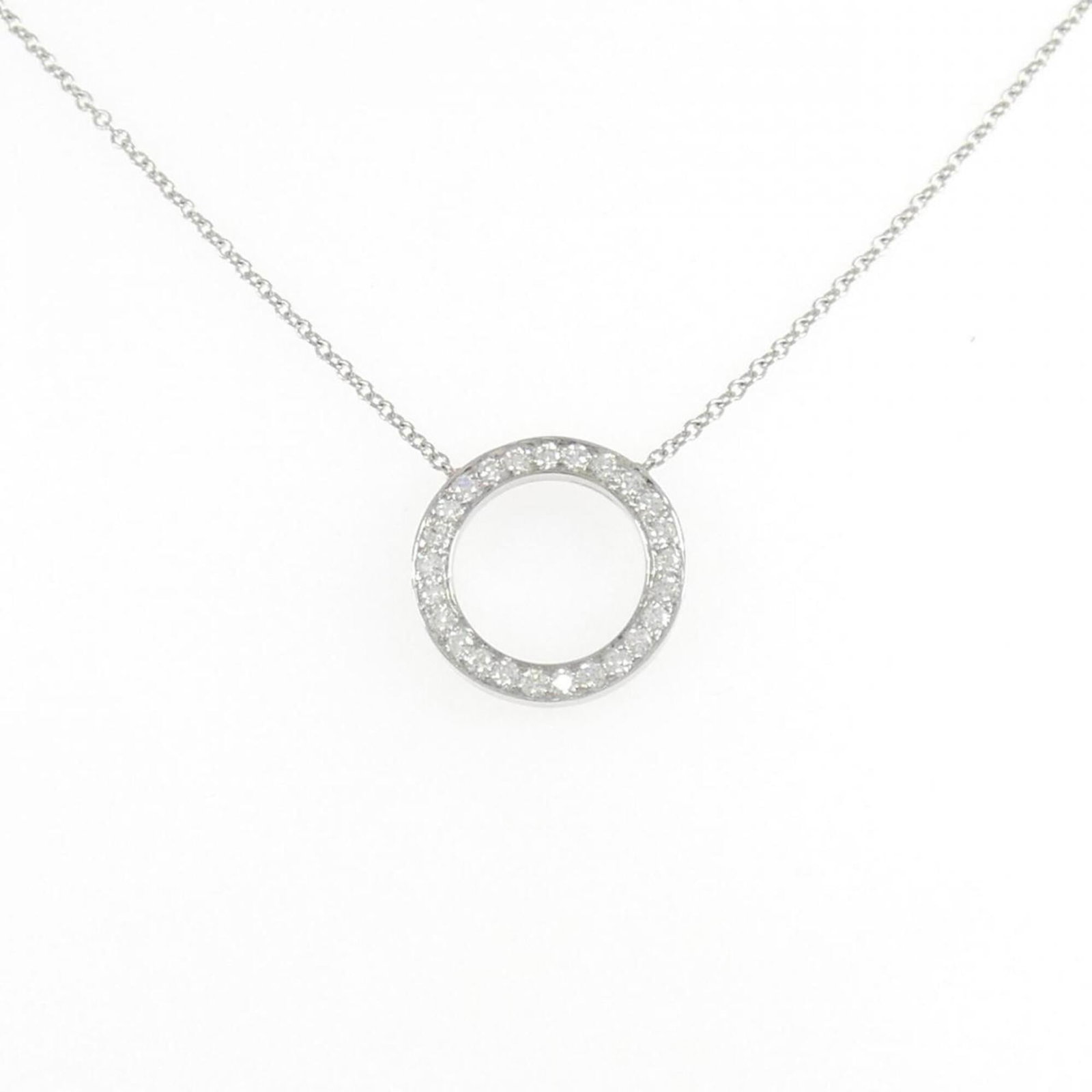 TIFFANY Platinum 950: TIFFANY Platinum 950 Platinum 950 Tiffany necklace in excellent condition, featuring a 14mm pendant and adjustable 40cm neck circumference. This like new used piece boasts a subtle, refined design