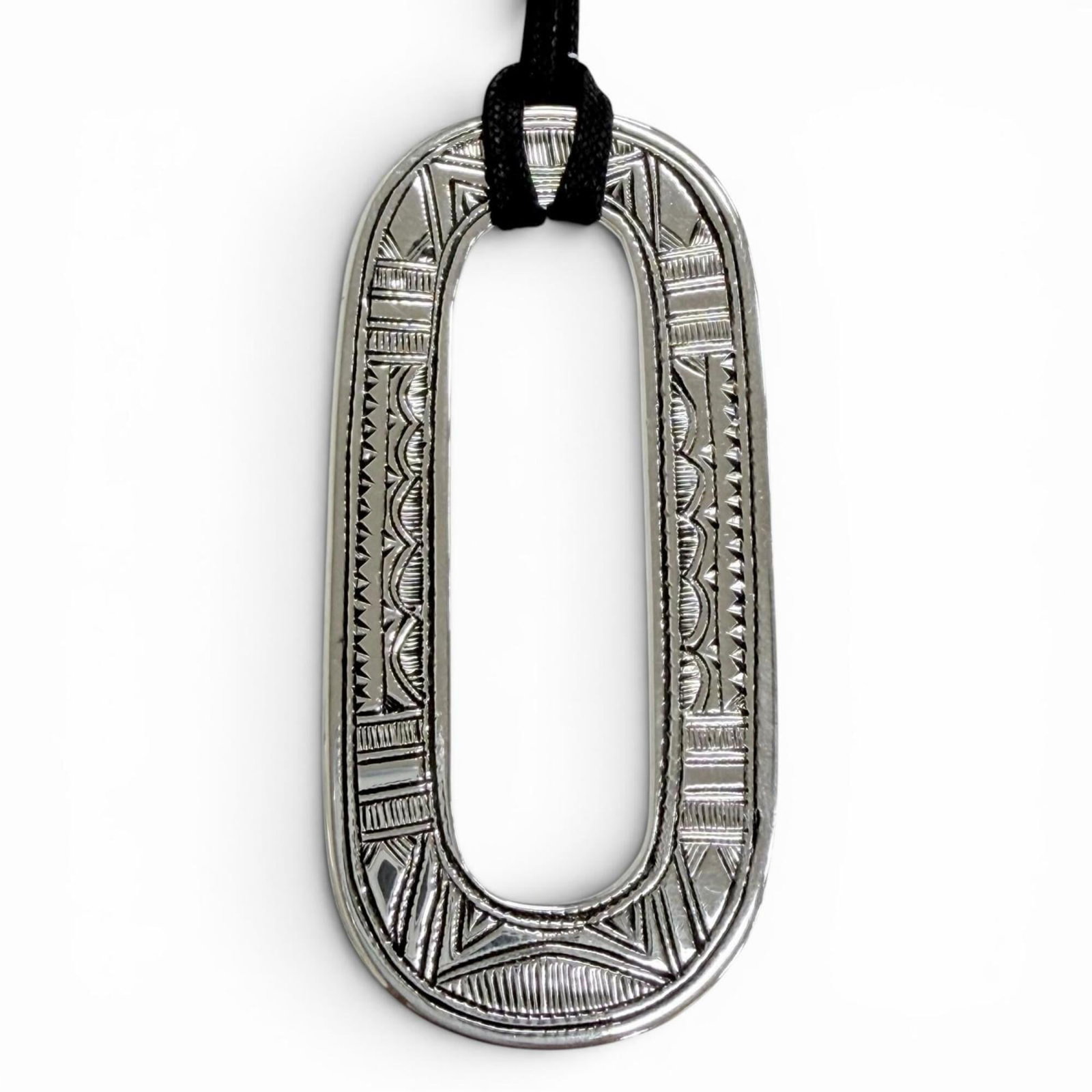 HERMES Leather Silver 925: HERMES Leather Silver 925 Silver 925 pendant is set in a leather necklace from Hermes, a classic and timeless design. The necklace features a silver 925 pendant with a leather strap and a silver 925 c