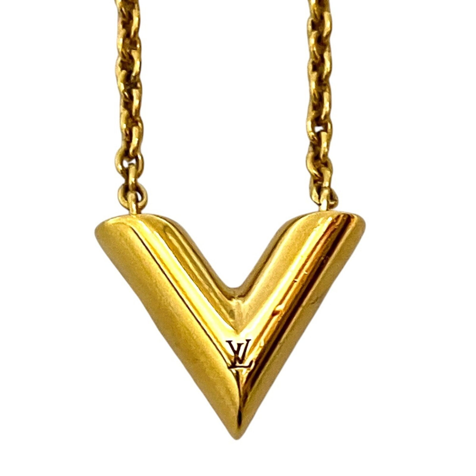 LOUIS VUITTON Alloy: LOUIS VUITTON Alloy The LOUIS VUITTON Alloy necklace boasts a sleek design with a 13mm x 15mm alloy pendant, suspended from a 45cm chain. This gently used piece features minor signs of wear, with