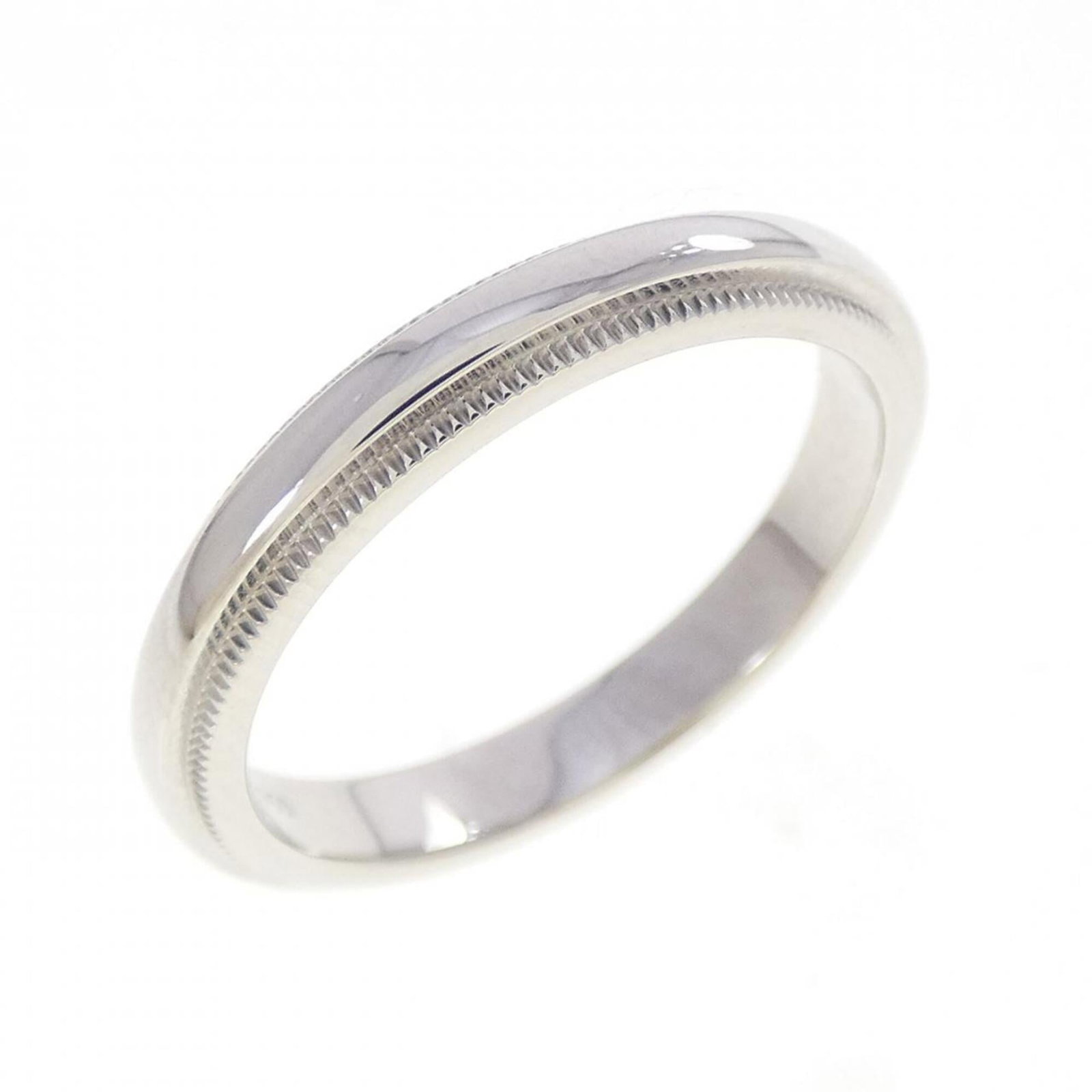 TIFFANY Band Ring Platinum 950: TIFFANY Band Ring Platinum 950 Platinum 950 Tiffany band ring in excellent condition, featuring a sturdy and elegant design. The ring bears minor signs of wear, including small scratches or light mark