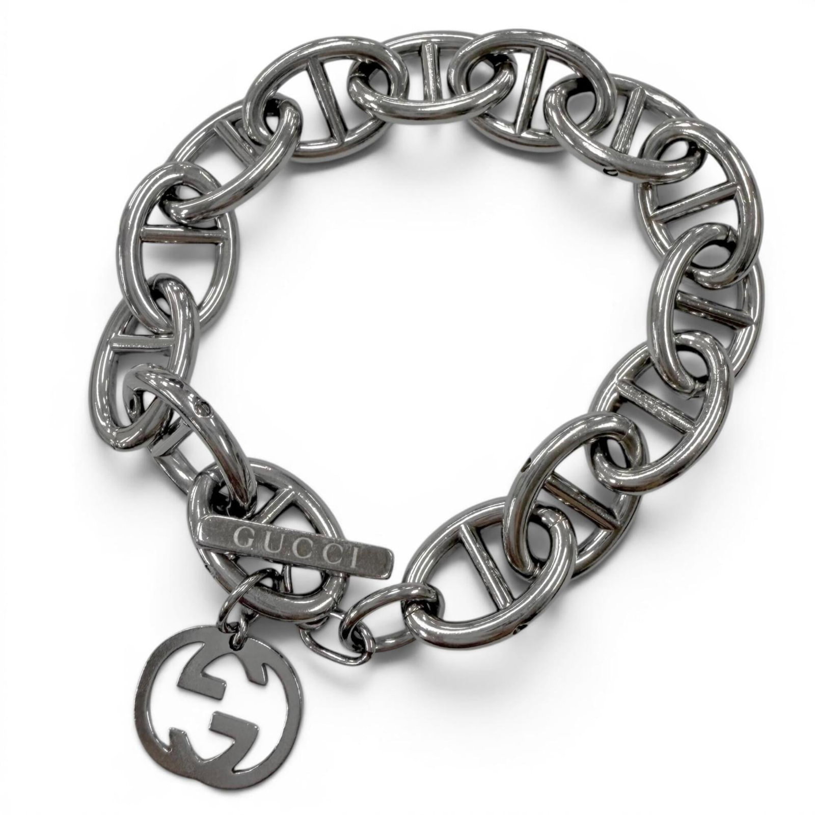 GUCCI Charm Bracelet Silver: GUCCI Charm Bracelet Silver Silver charm bracelet from Gucci, featuring a 21cm length and minor signs of wear. The item bears a signature, although the authenticity of this signature cannot be confirm