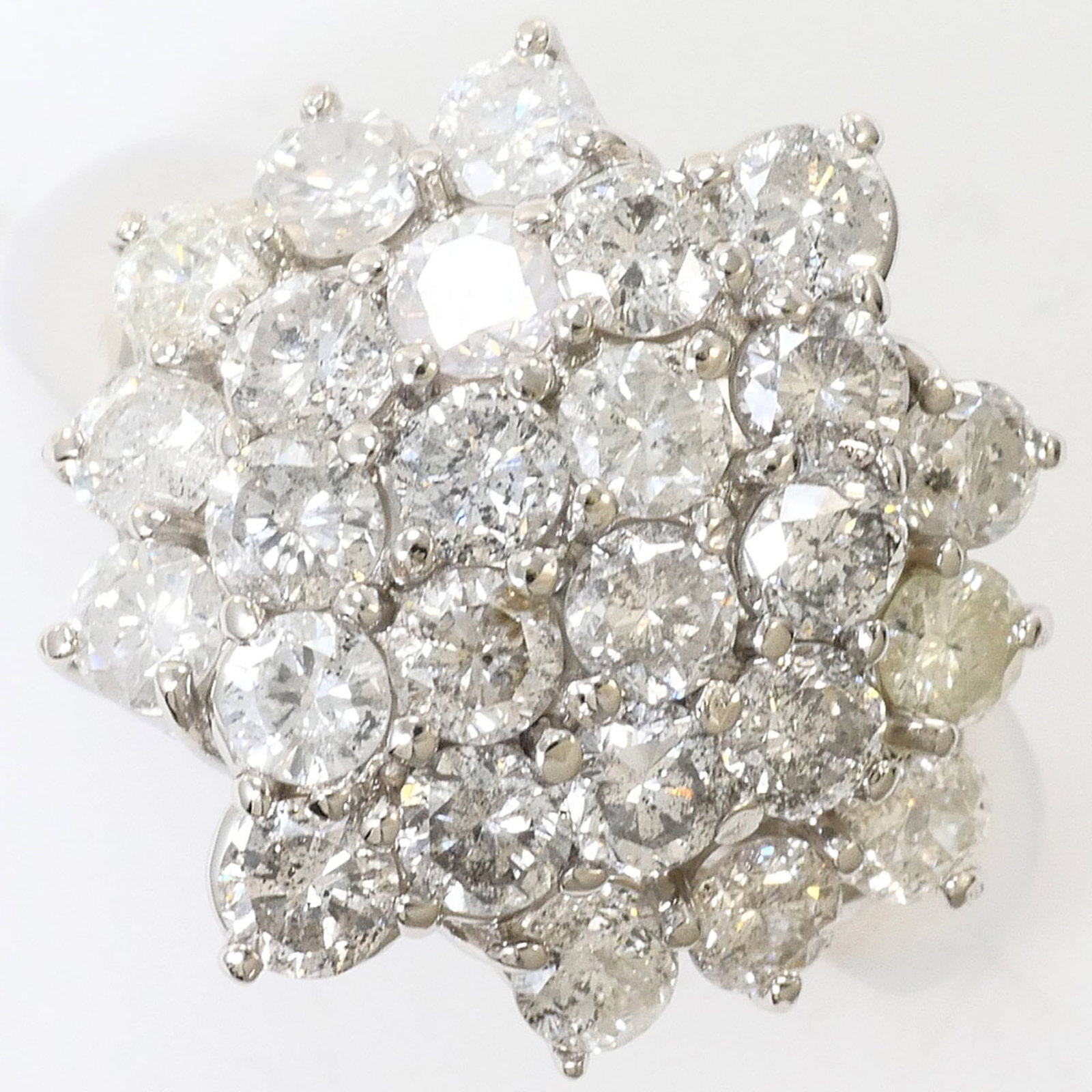Band Ring Platinum 900: Band Ring Platinum 900 Platinum 900 band ring boasts a sleek 16mm width and a stunning 2.00 carat diamond, set in a high-quality platinum setting. This like new used band ring features a subtle weight