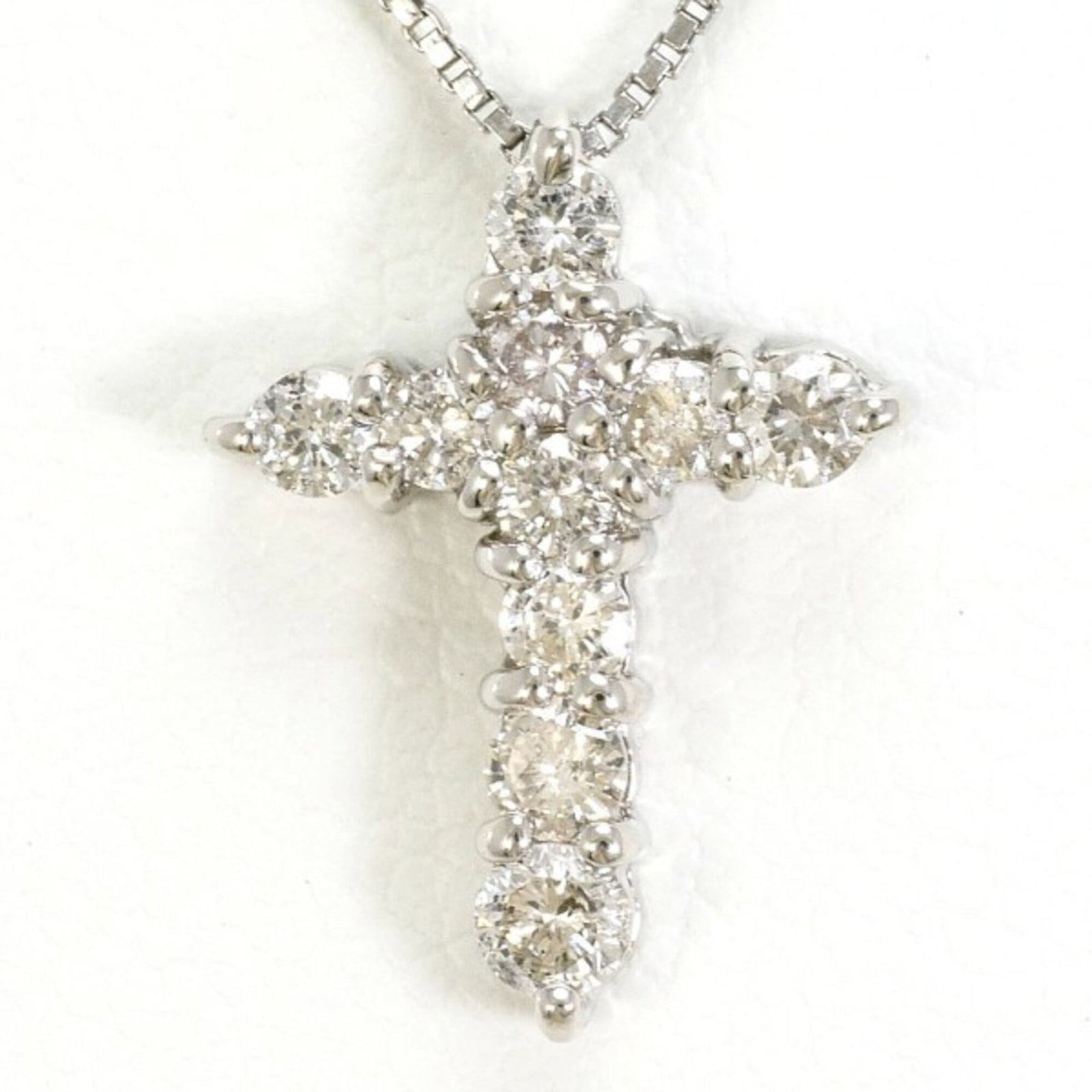 Platinum 850 Platinum 900: Platinum 850 Platinum 900 Platinum 850 and 900 features a stunning diamond pendant set in platinum, with a 40cm chain circumference and a 14mm x 10mm pendant size. This like-new necklace boasts a weig