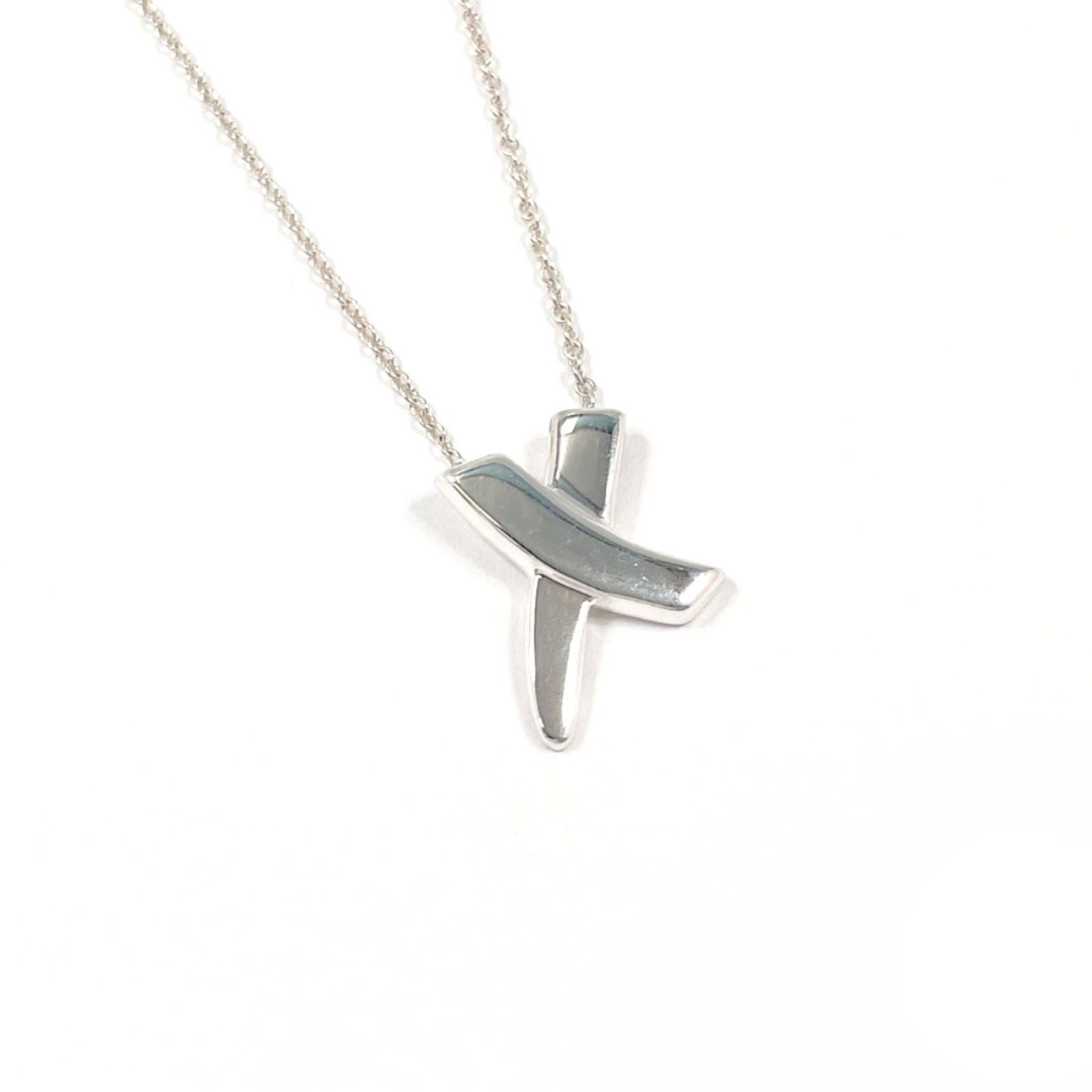 TIFFANY Silver 925: TIFFANY Silver 925 Silver 925 Tiffany Necklace with a 14.5mm x 11.9mm pendant, set against a chain with a 41 cm circumference, is a gently used piece with minor signs of wear. Small scratches or light