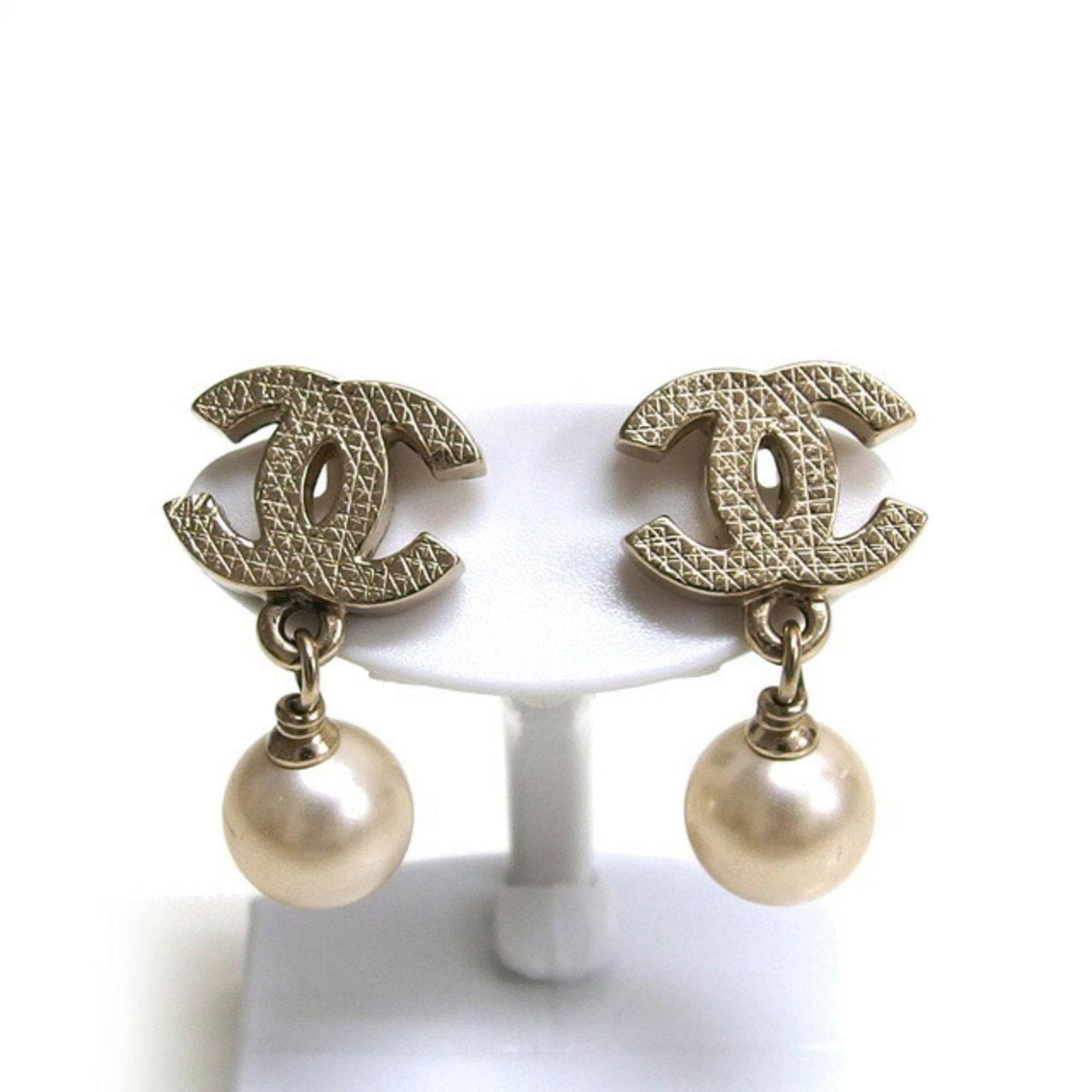 CHANEL Drop Earrings Metal: CHANEL Drop Earrings Metal Champagne gold and white Chanel drop earrings in very good condition, featuring a subtle sparkle from the metal. The earrings measure 23.00mm in length and 13.00mm in width,