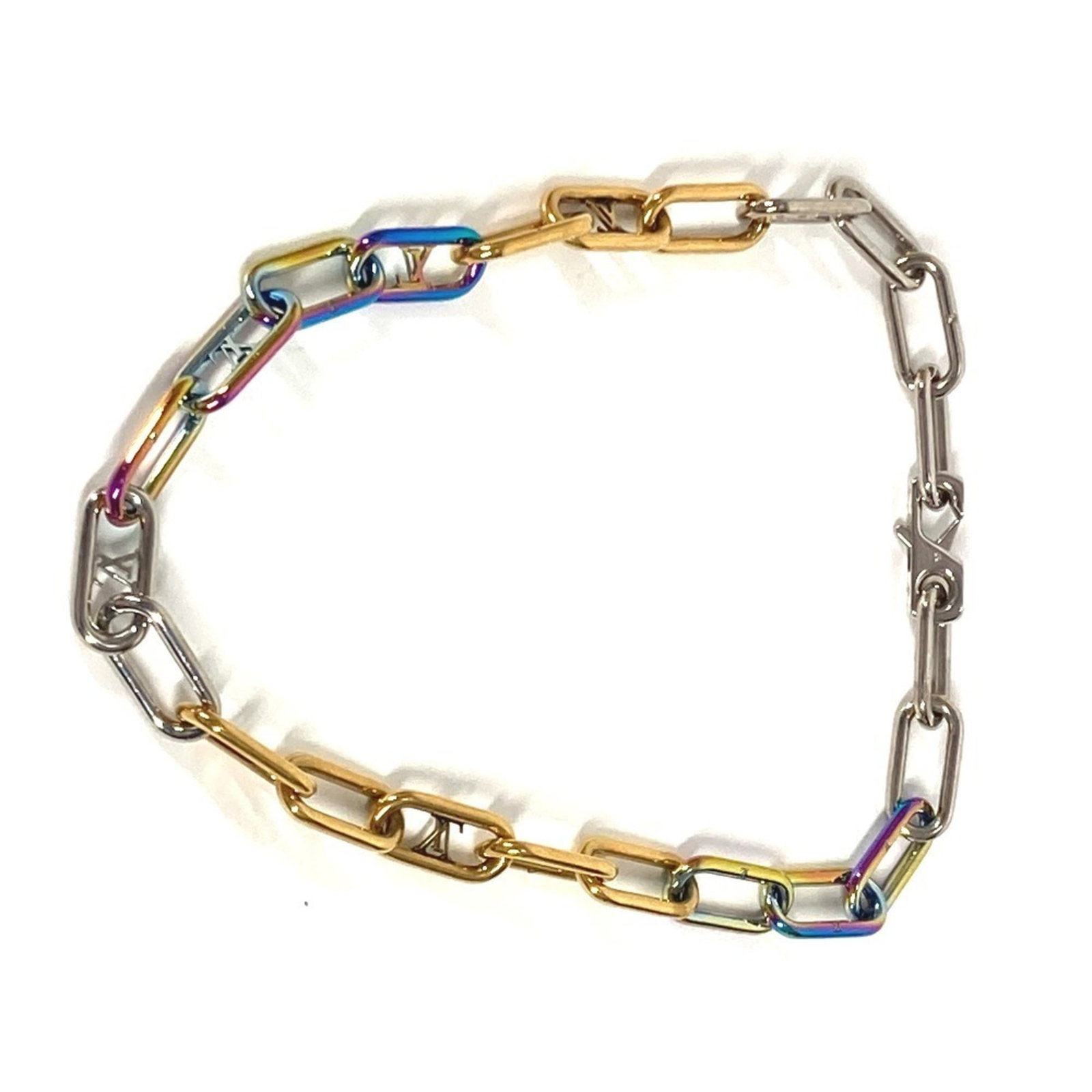 LOUIS VUITTON Metal: LOUIS VUITTON Metal Metal necklace from Louis Vuitton, featuring a multi-color design. The item boasts a 46 cm circumference, making it a versatile accessory for both men and women. It comes with a