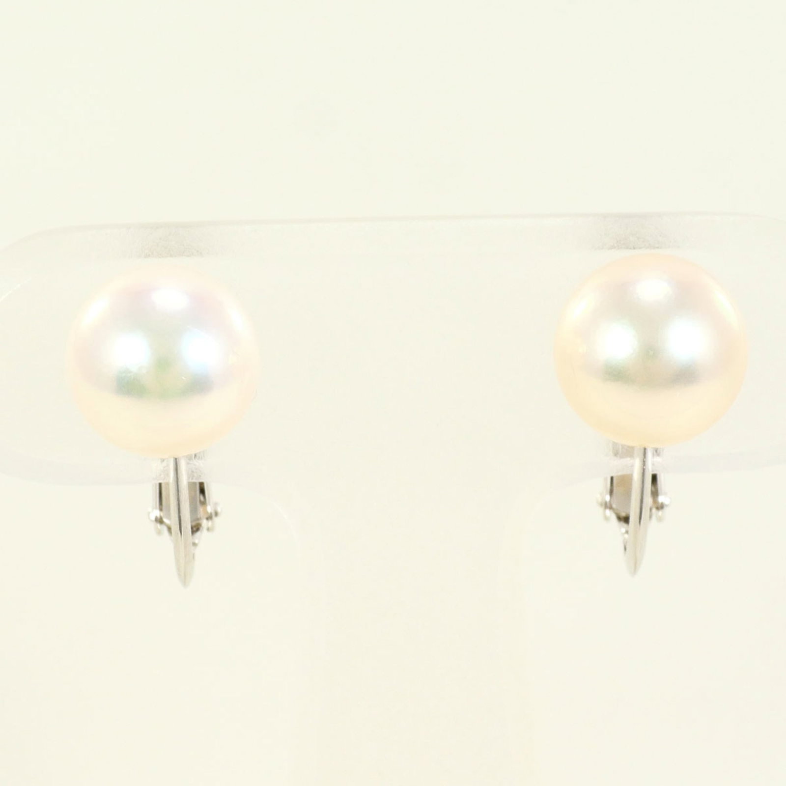Stud Earrings Artificial Pearl White Gold (14K): Stud Earrings Artificial Pearl White Gold (14K) Stud earrings featuring artificial pearl and 14K white gold, crafted with a focus on elegant simplicity. The artificial pearl adds a touch of