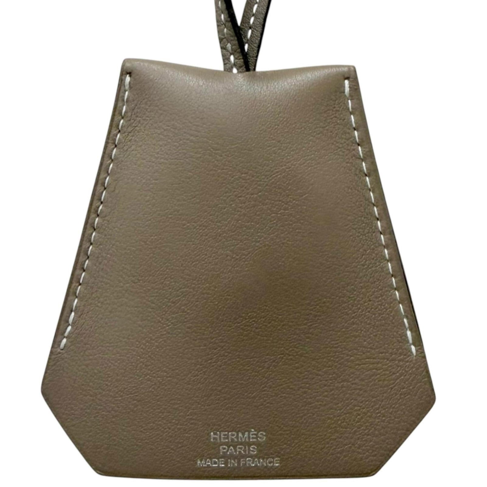 HERMES Swift Leather: HERMES Swift Leather Swift Leather Etoupe Gray Necklace, a timeless piece from the renowned French brand Hermes, boasts a sleek and sophisticated design. The necklace features a 100cm chain and a pend