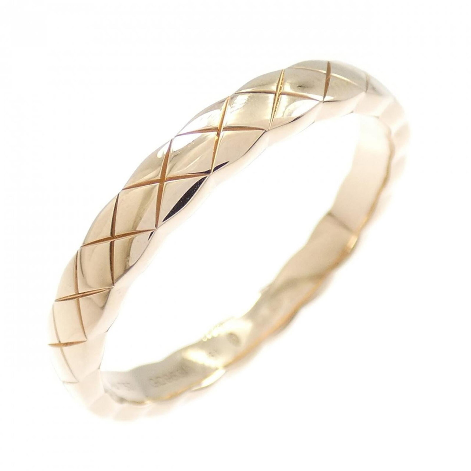 CHANEL Band Ring Pink Gold (18K): CHANEL Band Ring Pink Gold (18K) Pink gold (18K) band ring from CHANEL, featuring a classic design with a subtle touch of femininity. This gently used ring showcases minor signs of wear, including