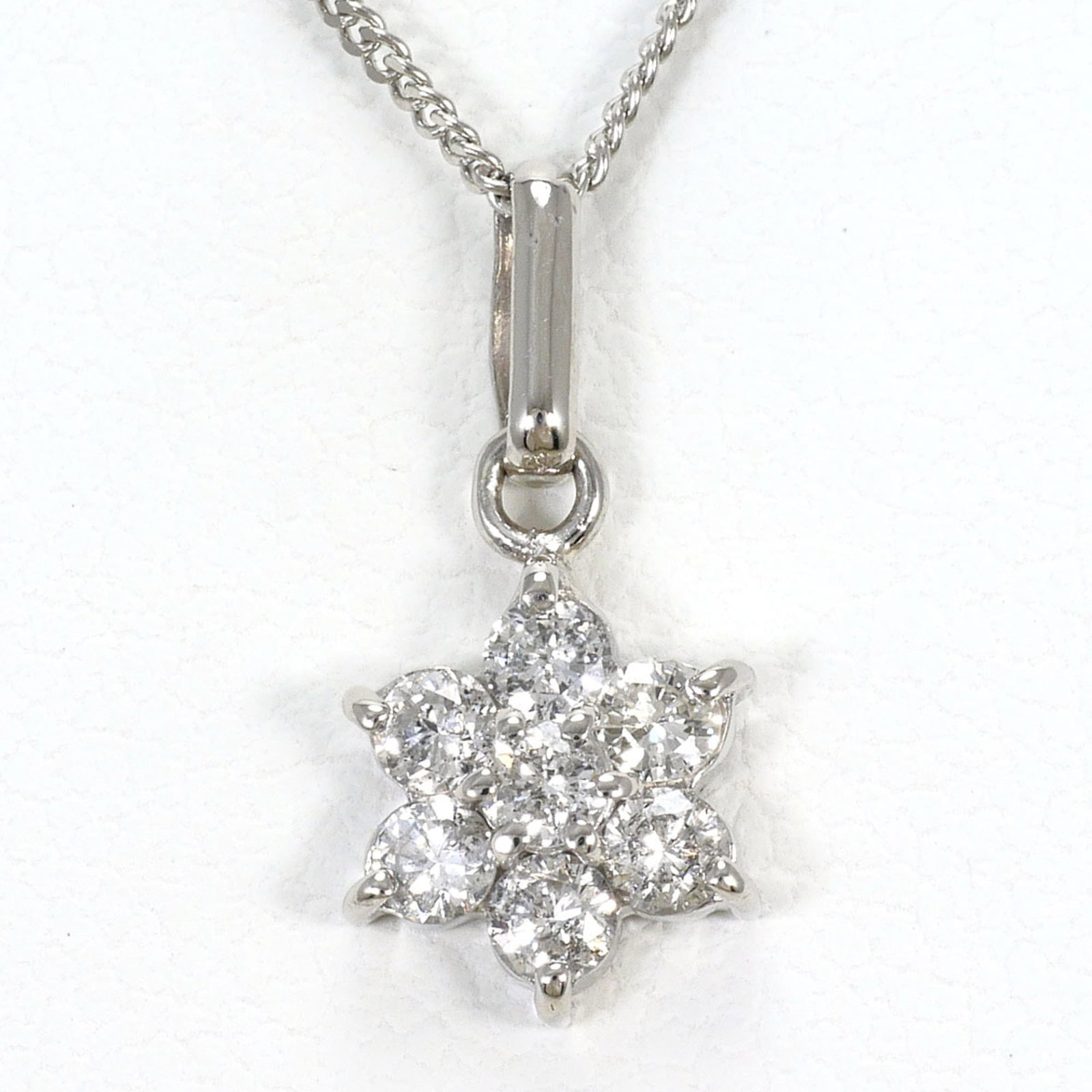 Platinum 850 Platinum 900: Platinum 850 Platinum 900 Platinum 850 and Platinum 900 features a stunning diamond pendant set in a platinum necklace, with a 40cm chain circumference and a 2.2g diamond weighing 0.07oz. The