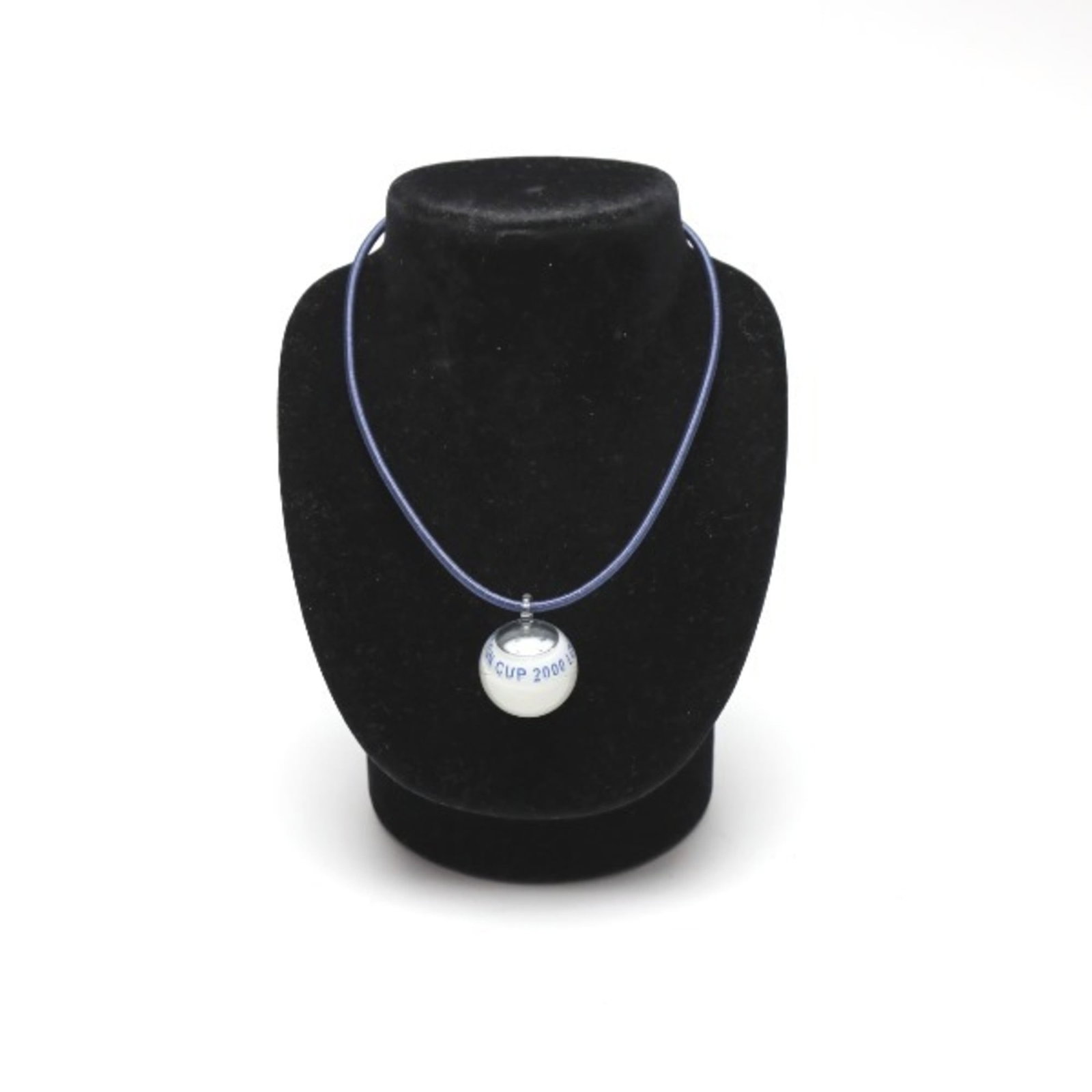 LOUIS VUITTON Blue: LOUIS VUITTON Blue Blue Louis Vuitton Choker Necklace in Very Good Condition. This gently used necklace features a striking blue color and measures 37 cm in circumference, making it a versatile access