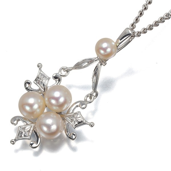 Mikimoto Necklace Akoya Pearl 5.5Mm Silver: Mikimoto Necklace Akoya Pearl 5.5Mm Silver Akoya pearl pendant on a silver chain, measuring 43cm in length, features a cultured pearl with a size of approximately 4.1 - 5.5mm. The necklace is crafted 