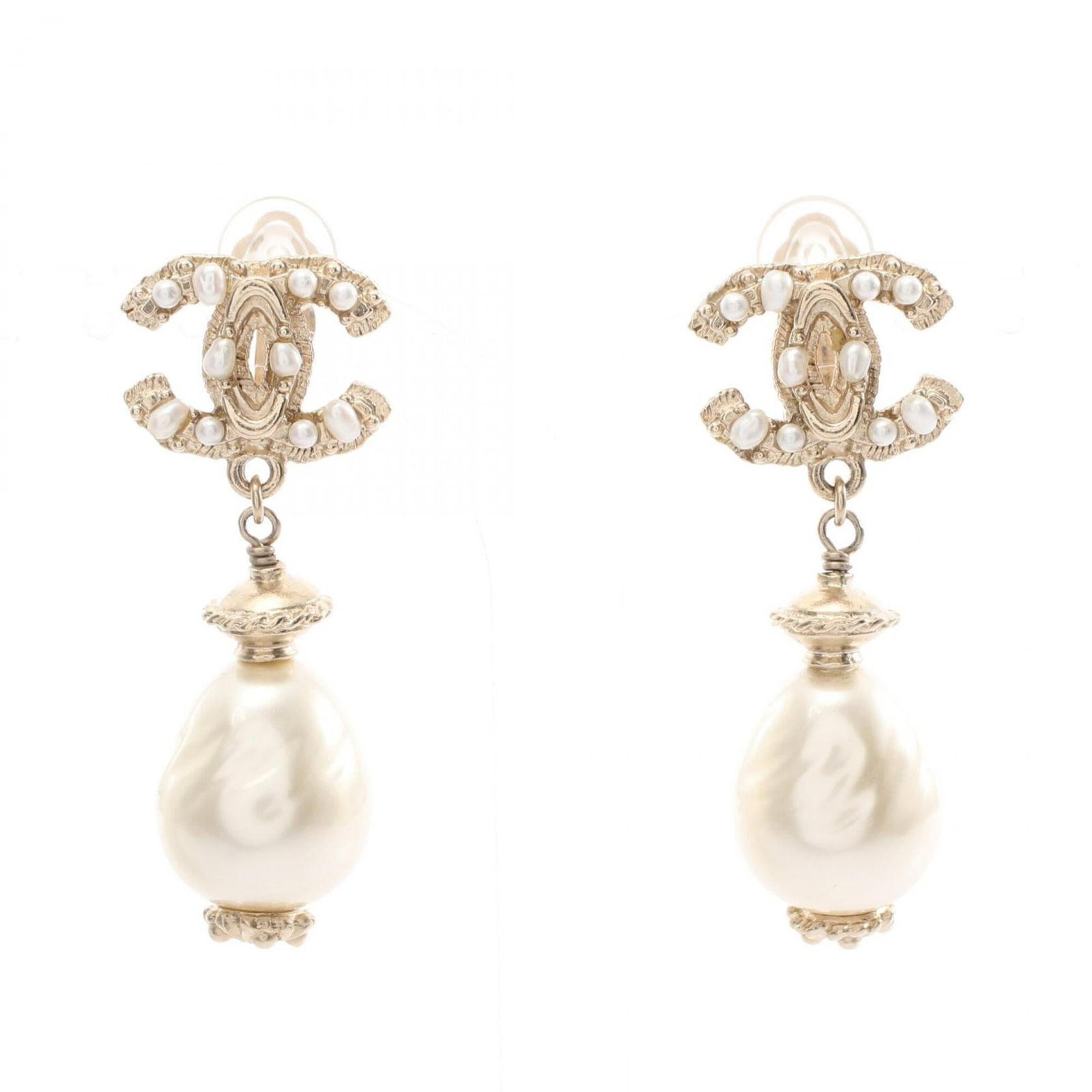 CHANEL Drop Earrings Gold Plating: CHANEL Drop Earrings Gold Plating Gold plating and sleek design make these CHANEL drop earrings a stylish addition to any outfit. Gently used with minor signs of wear, these earrings showcase a subtle