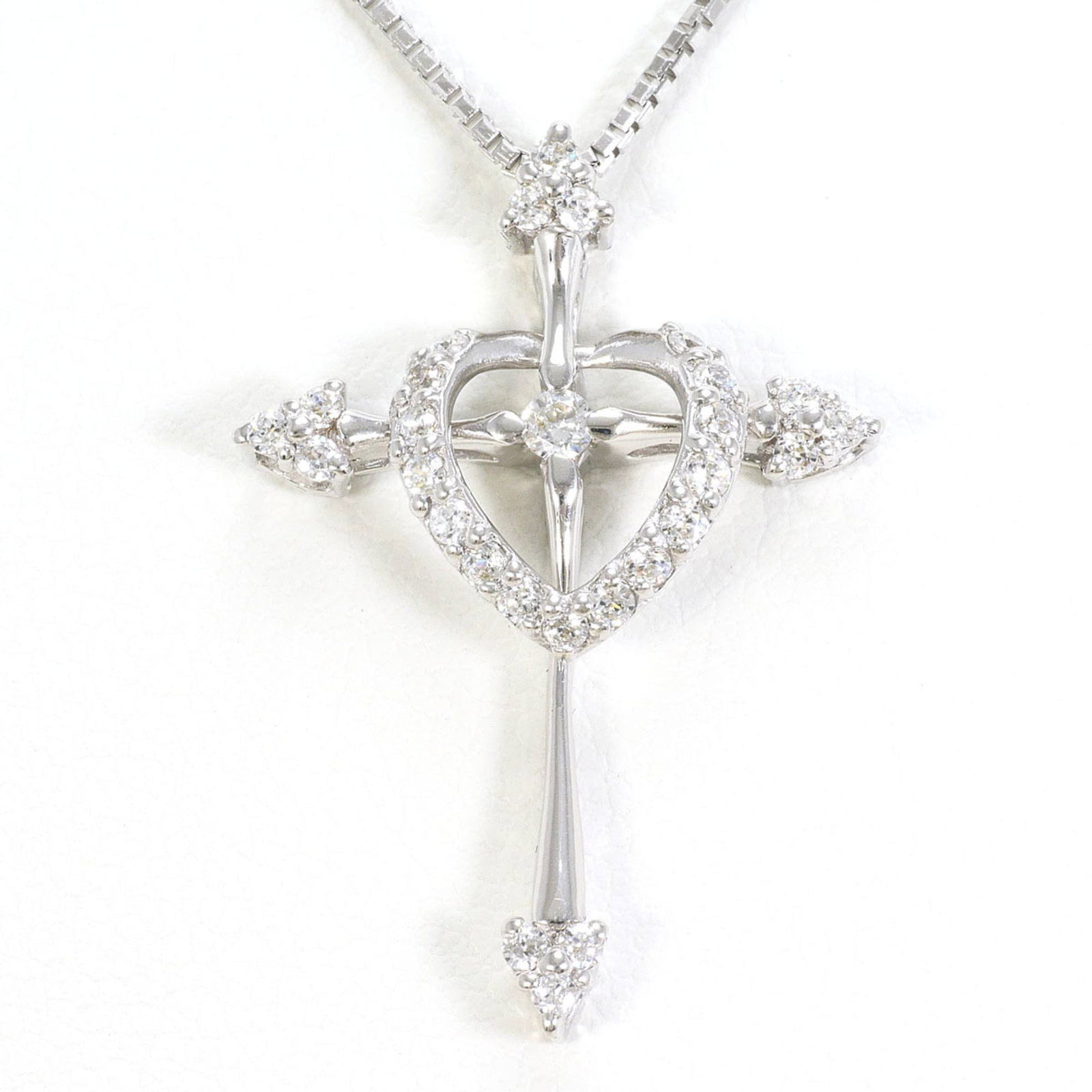 White Gold (14K): White Gold (14K) White gold (14K) necklace with a 27mm x 18mm cubic zirconia pendant, set in a sturdy chain that measures 40 cm in circumference. This necklace is made from 14K white gold and weighs