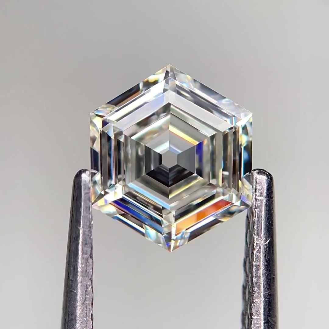 GIA Hexagonal 0.9ct J VVS2 - Loose Natural Diamond: GIA Hexagonal 0.9ct J VVS2 - Loose Natural Diamond GIA certified, this 0.9ct J color diamond boasts exceptional clarity with a VVS2 grade, making it a standout among its peers. Its EX polish and VG