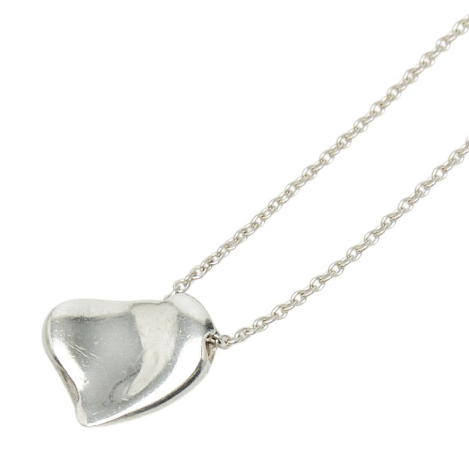 TIFFANY Silver 925: TIFFANY Silver 925 Silver Tiffany necklace with a 41 cm circumference and 11.8mm x 10.5mm pendant, bearing a signature, made from 925 silver. The necklace has visible wear, scratches, and scuffs, but 