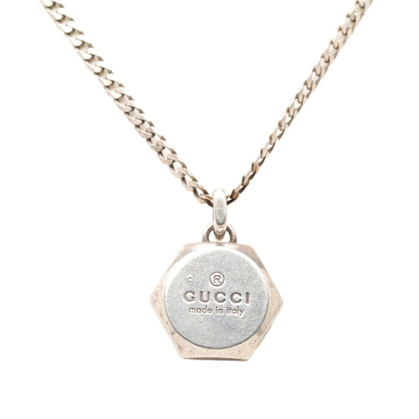 GUCCI Silver Silver 925: GUCCI Silver Silver 925 Silver 925 pendant necklace from Gucci, featuring a 25.8mm x 24.4mm pendant with a 61 cm / 24.01'' adjustable neck. This used necklace showcases visible wear, including