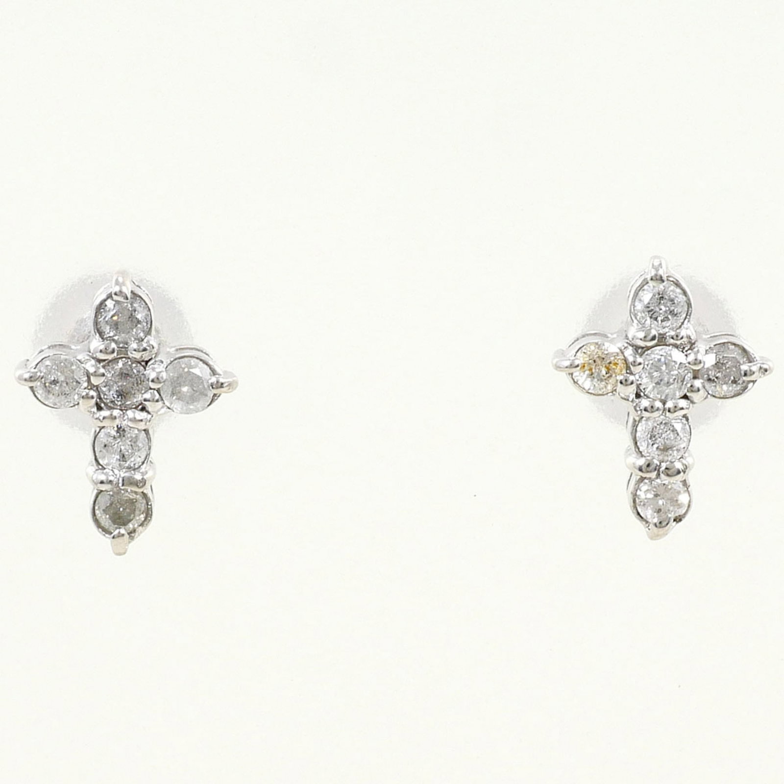 Stud Earrings White Gold (18K): Stud Earrings White Gold (18K) Stud earrings in 18K white gold, featuring a 0.10 carat diamond, weighing 0.7g. Made from high-quality white gold, these earrings are in like new condition, with only