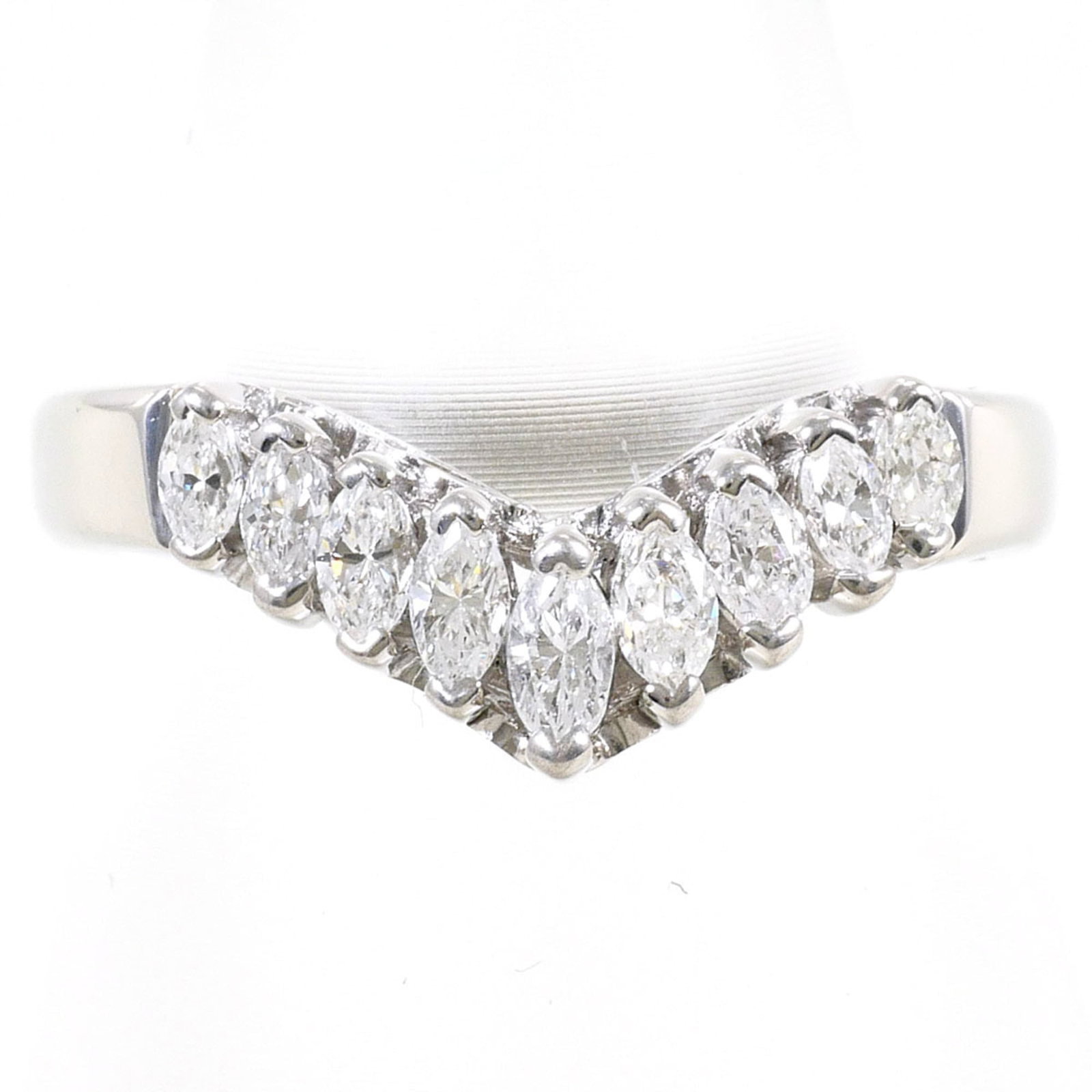 Band Ring Platinum 900: Band Ring Platinum 900 Platinum 900 band ring boasts a striking 7mm width and diamond stone, set against a sleek platinum metal backdrop. Weighing in at 4.6g, this elegant ring is crafted from high-qu