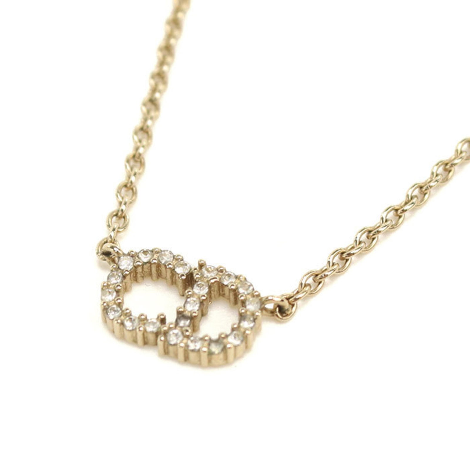 CHRISTIAN DIOR Metal: CHRISTIAN DIOR Metal Gently used gold Christian Dior metal necklace with a 48 cm circumference, featuring a 8mm x 10mm pendant. The necklace is in very good condition, with minor signs of wear and sma