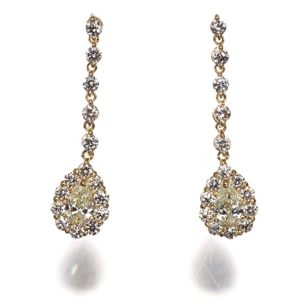 Diamond 0.12Ct/0.20Ct/0.12Ct/0.20Ct Pear-Shaped Earrings 18K 750 Yellow Gold: Diamond 0.12Ct/0.20Ct/0.12Ct/0.20Ct Pear-Shaped Earrings 18K 750 Yellow Gold Stunning 18K yellow gold stud earrings featuring two pear-shaped diamonds, totaling 0.20ct in carat weight. The 0.12ct