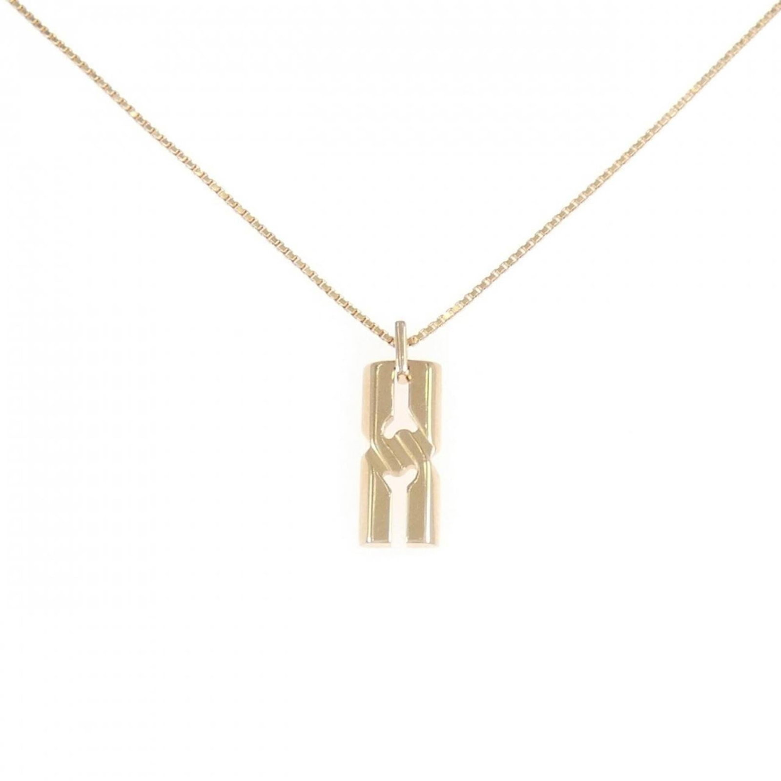 GUCCI Pink Gold (18K): GUCCI Pink Gold (18K) Pink gold (18K) pendant from Gucci, featuring a delicate 15.3mm x 5.4mm design, suspended from a 45 cm / 17.71'' chain, showcasing a subtle pink gold hue. This necklace is in