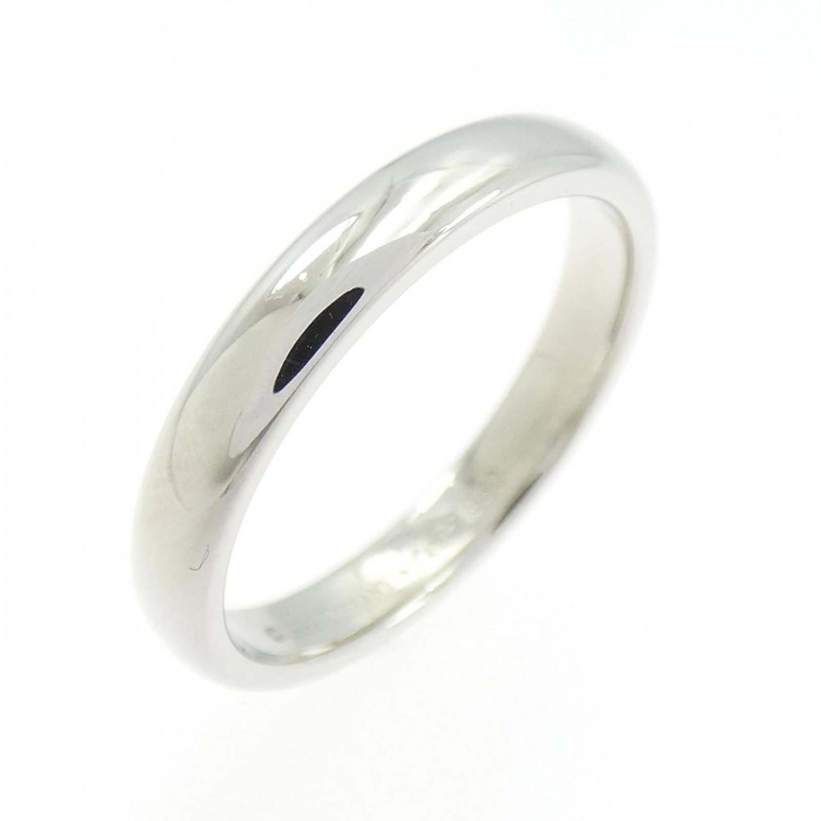 TIFFANY Band Ring Platinum 950: TIFFANY Band Ring Platinum 950 Platinum 950 Tiffany band ring in excellent condition, with only the faintest traces of wear. This like-new used ring boasts the signature of Tiffany, a mark of quality 