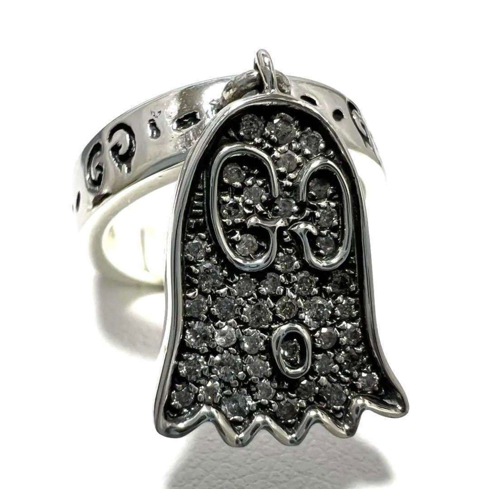 GUCCI Band Ring Silver 925: GUCCI Band Ring Silver 925 Silver 925 band ring from Gucci, a stylish accessory that adds a touch of luxury to any outfit. This ring features a sleek design and is made from high-quality silver,