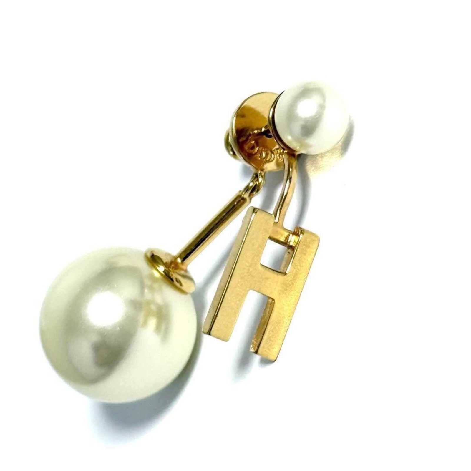 CHRISTIAN DIOR Stud Earrings Metal: CHRISTIAN DIOR Stud Earrings Metal Stud earrings from Christian Dior's metal collection, featuring a single earring design. Gently used with minor signs of wear, these earrings come with a box and