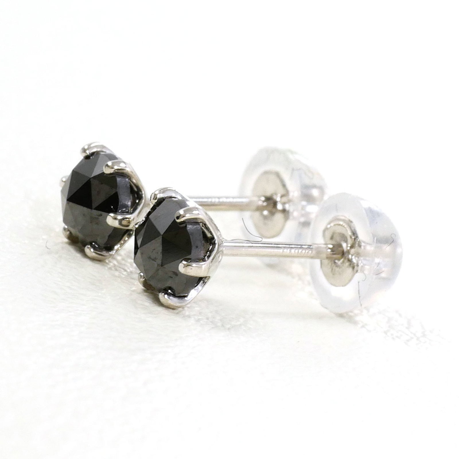 Stud Earrings Platinum 900: Stud Earrings Platinum 900 Platinum 900 stud earrings in black and diamond, crafted from high-quality platinum metal. Weighing 0.5g, these earrings feature a 0.26 carat diamond stone, providing a