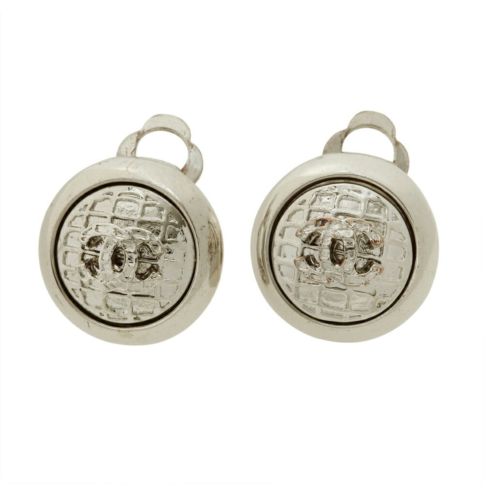 CHANEL Clip Earrings Metal: CHANEL Clip Earrings Metal Silver Chanel Clip Earrings in Good Used Condition. These metal clip earrings feature a sleek design and are made of silver metal. With visible scratches and scuffs, they