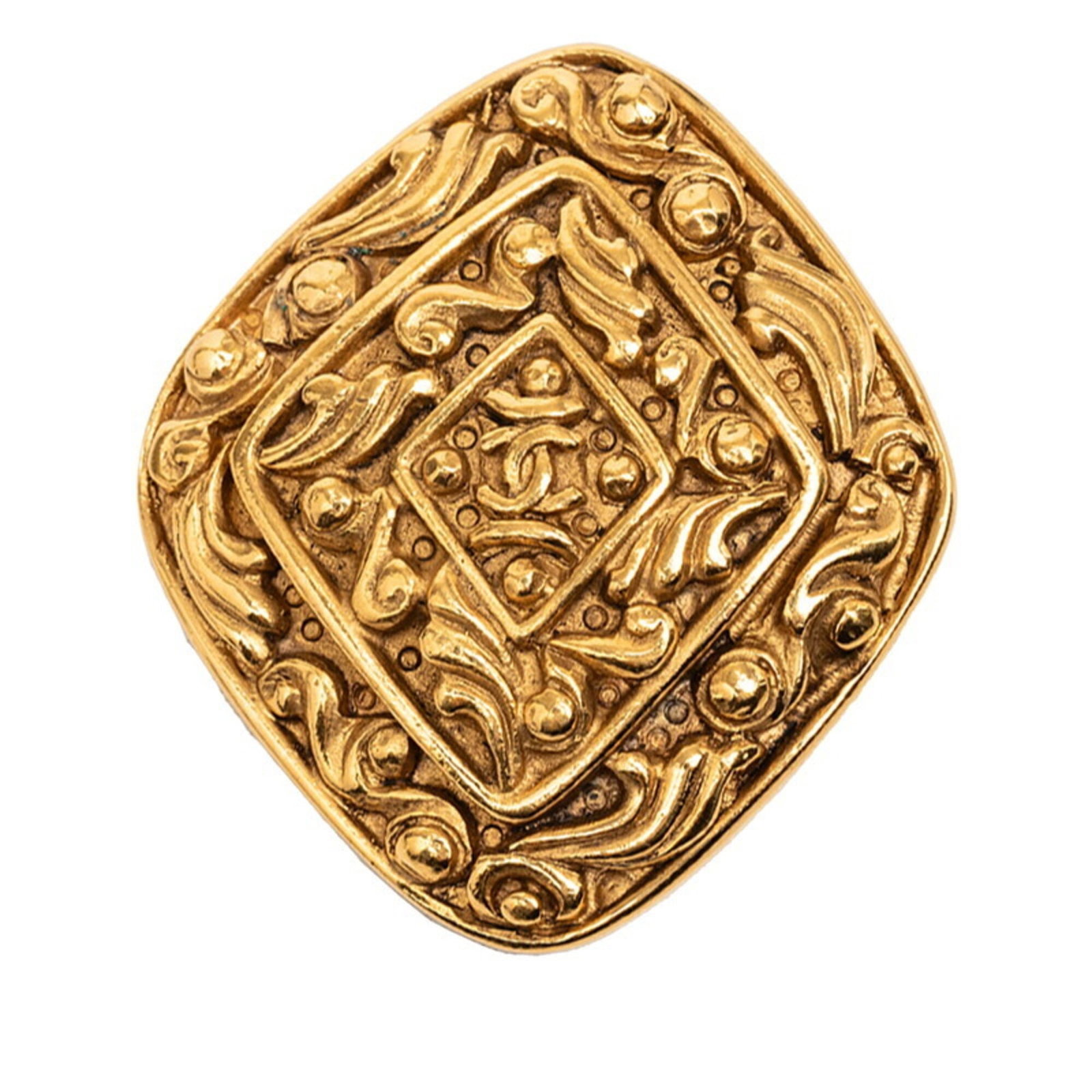 CHANEL Brooch Gold Plating: CHANEL Brooch Gold Plating Gold plating gives this CHANEL brooch a luxurious touch, adding a touch of sophistication to any outfit. Measuring 4.68cm x 4.18cm, the brooch features a subtle design that