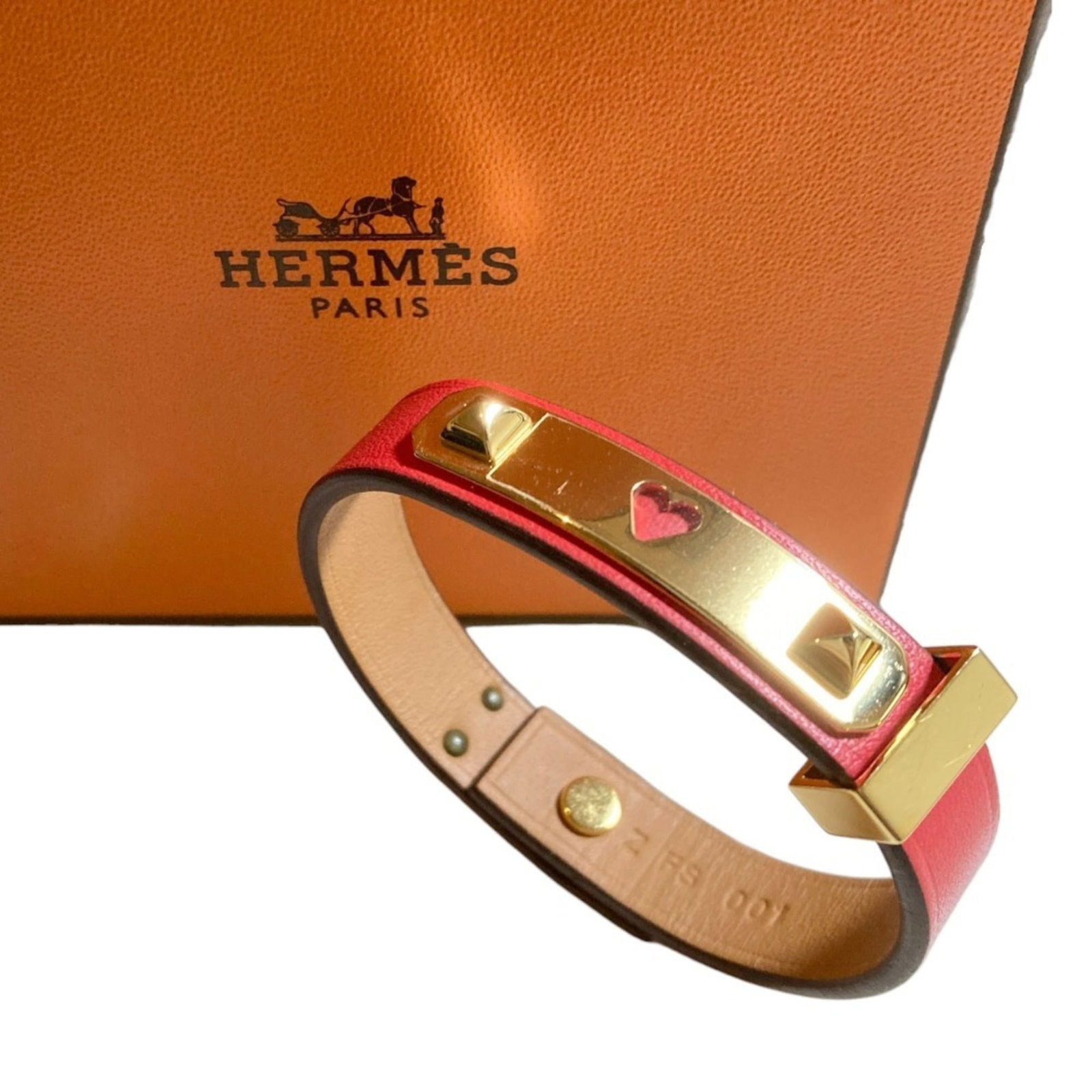 HERMES Charm Bracelet Swift Leather: HERMES Charm Bracelet Swift Leather Swift leather charm bracelet from Hermes, featuring a bold red color and a sleek 18.5cm design. Gently used with minor signs of wear, this charm bracelet is in very