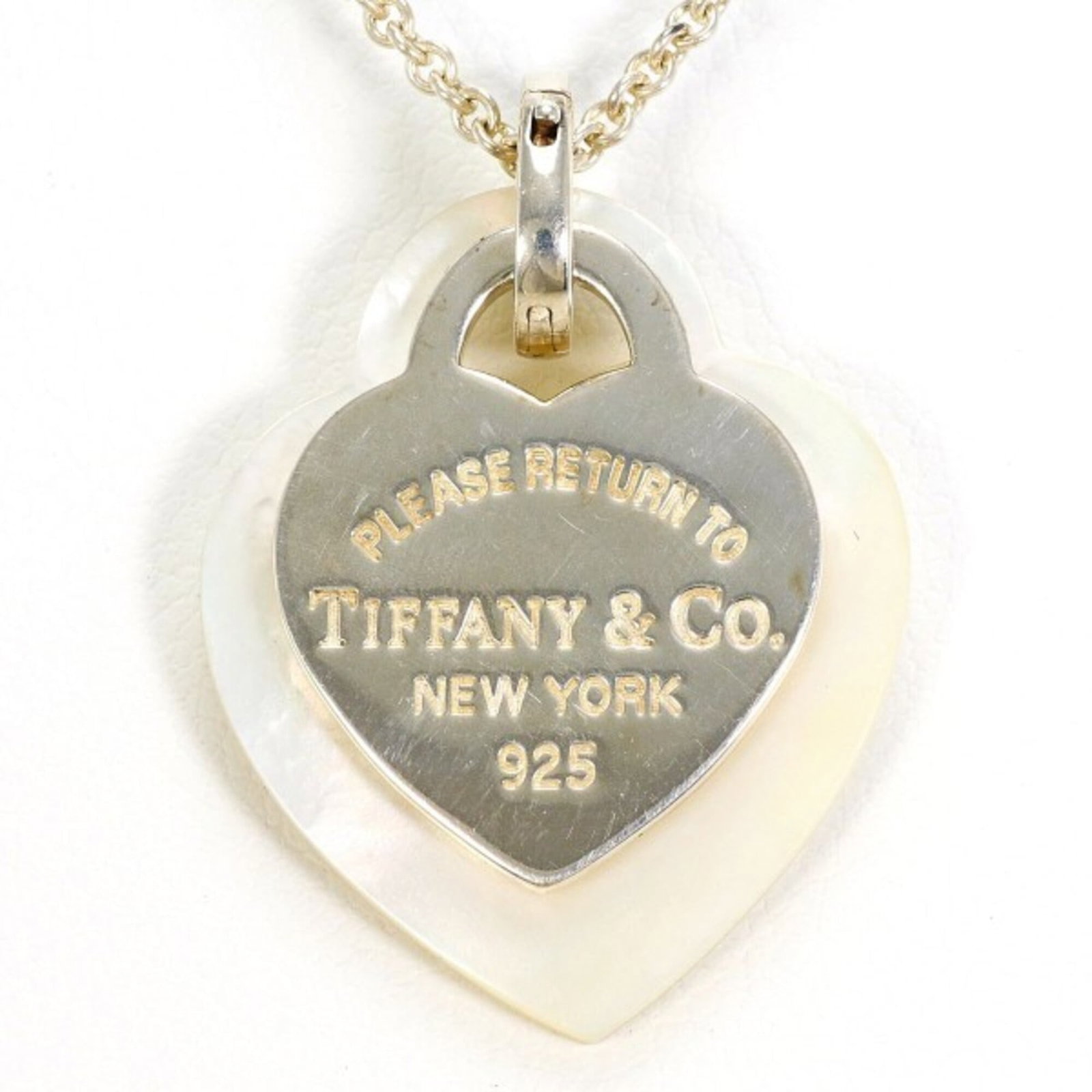 TIFFANY Silver 925: TIFFANY Silver 925 Tiffany's iconic silver 925 necklace boasts a beautiful shell pendant, crafted from high-quality materials for a timeless look. The necklace features a 40 cm circumference and a 28m