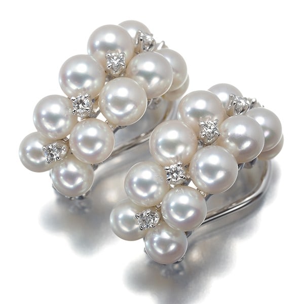 Mikimoto Earrings Akoya Pearl 4.1-4.7Mm Diamond 18K 750 White Gold: Mikimoto Earrings Akoya Pearl 4.1-4.7Mm Diamond 18K 750 White Gold The Mikimoto earrings showcase a stunning 4.1-4.7mm Akoya pearl set in 18K white gold, complemented by a diamond. The sleek design fe