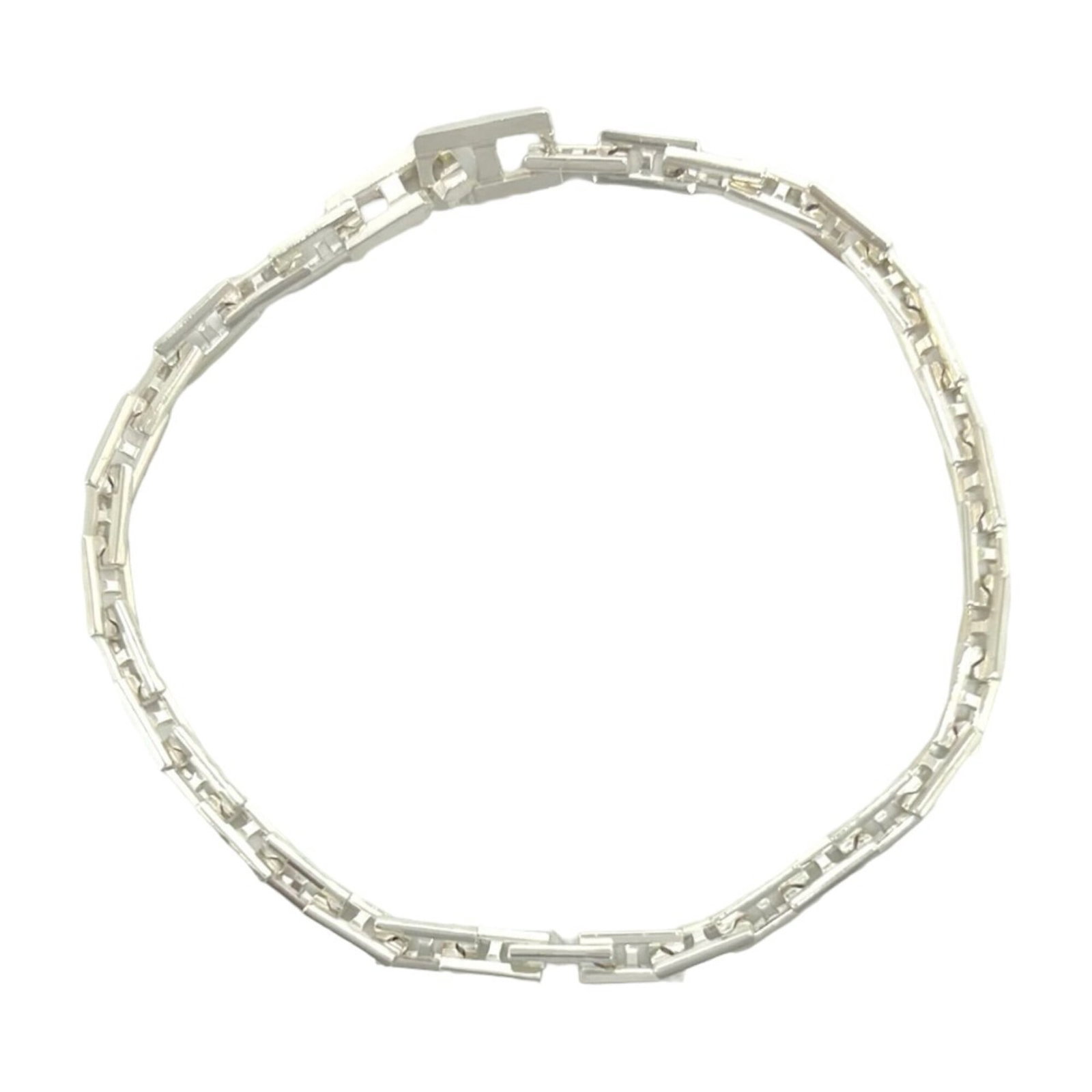 HERMES Charm Bracelet Silver 925: HERMES Charm Bracelet Silver 925 Silver 925 Charm Bracelet from Hermes, featuring a classic design with visible wear and scratches. The bracelet measures 17cm in length, showcasing a timeless and eleg