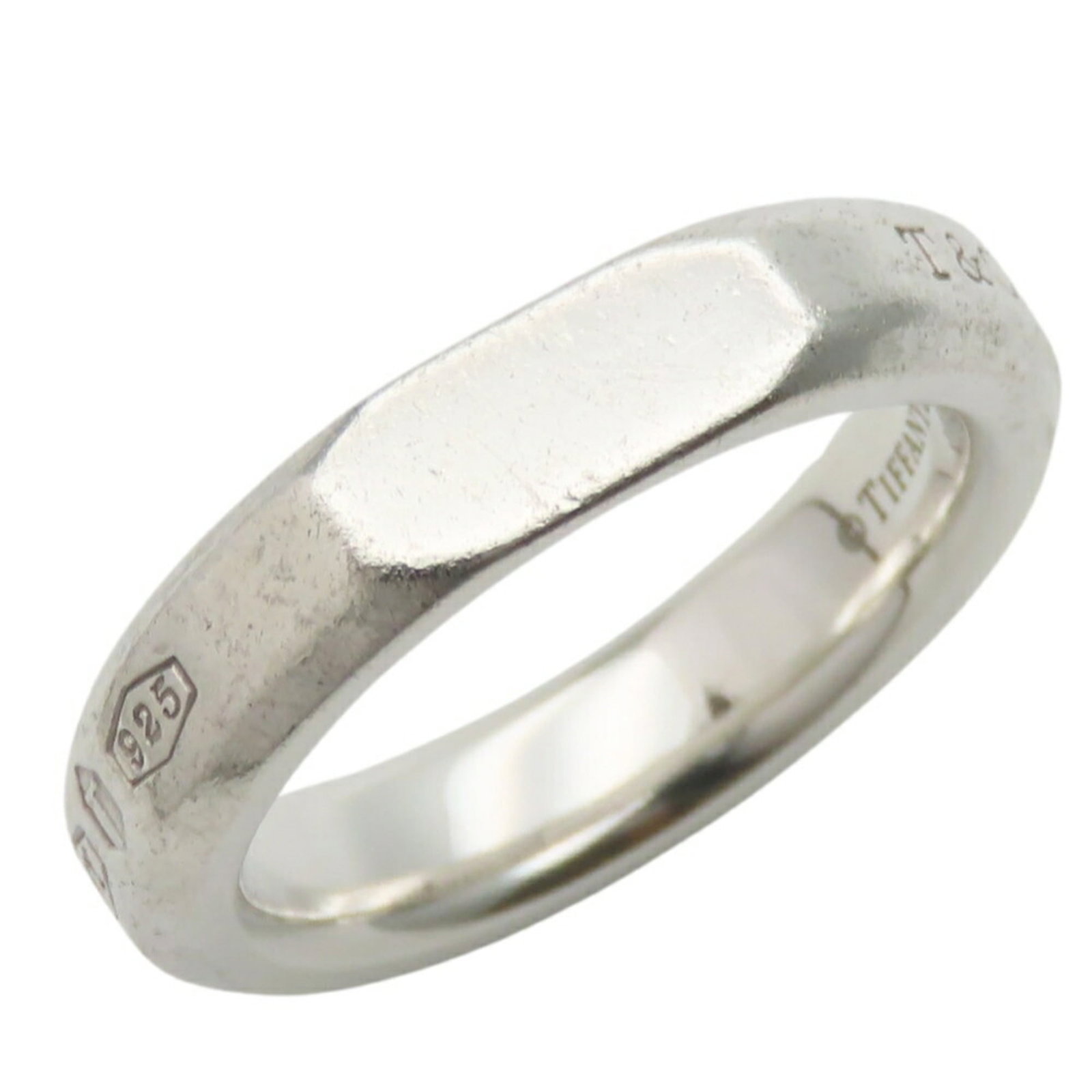 TIFFANY Band Ring Silver 925: TIFFANY Band Ring Silver 925 Silver 925 band ring from Tiffany, a classic and elegant design. Gently used with minor signs of wear, this ring features a silver finish and is presented in a box and dus
