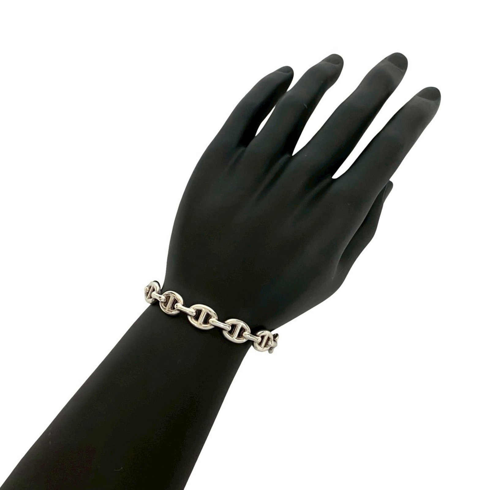 HERMES Bangle Silver 925: HERMES Bangle Silver 925 Silver 925 bangle from Hermes, featuring a sleek and modern design. This 17cm bangle is made from high-quality silver and bears visible signs of wear, including scratches and 