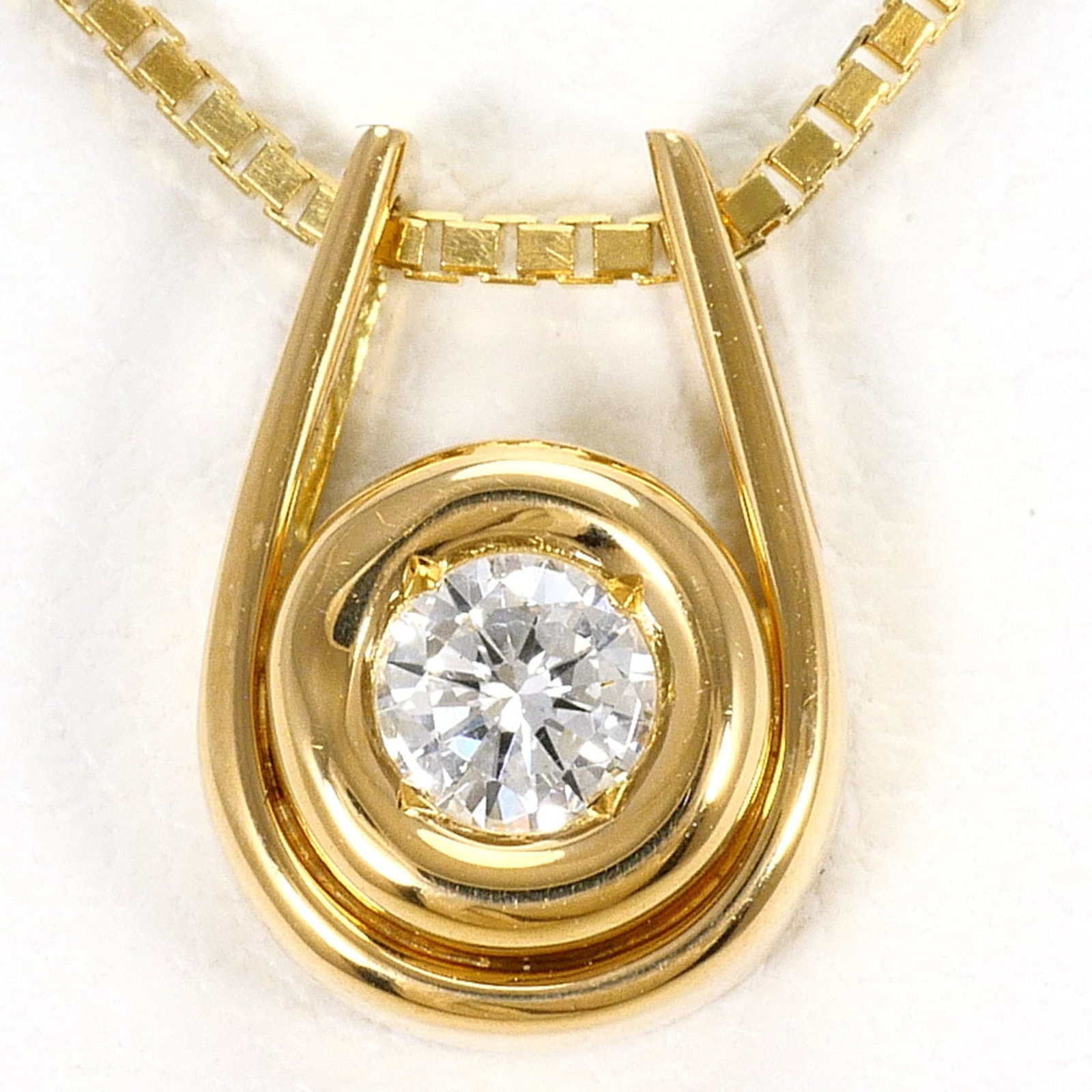 Yellow Gold (18K): Yellow Gold (18K) Yellow gold (18K) necklace with a 3.6g diamond pendant, featuring a 40 cm circumference and 10mm x 7mm pendant size, crafted from 18K gold for a luxurious touch. The necklace is in