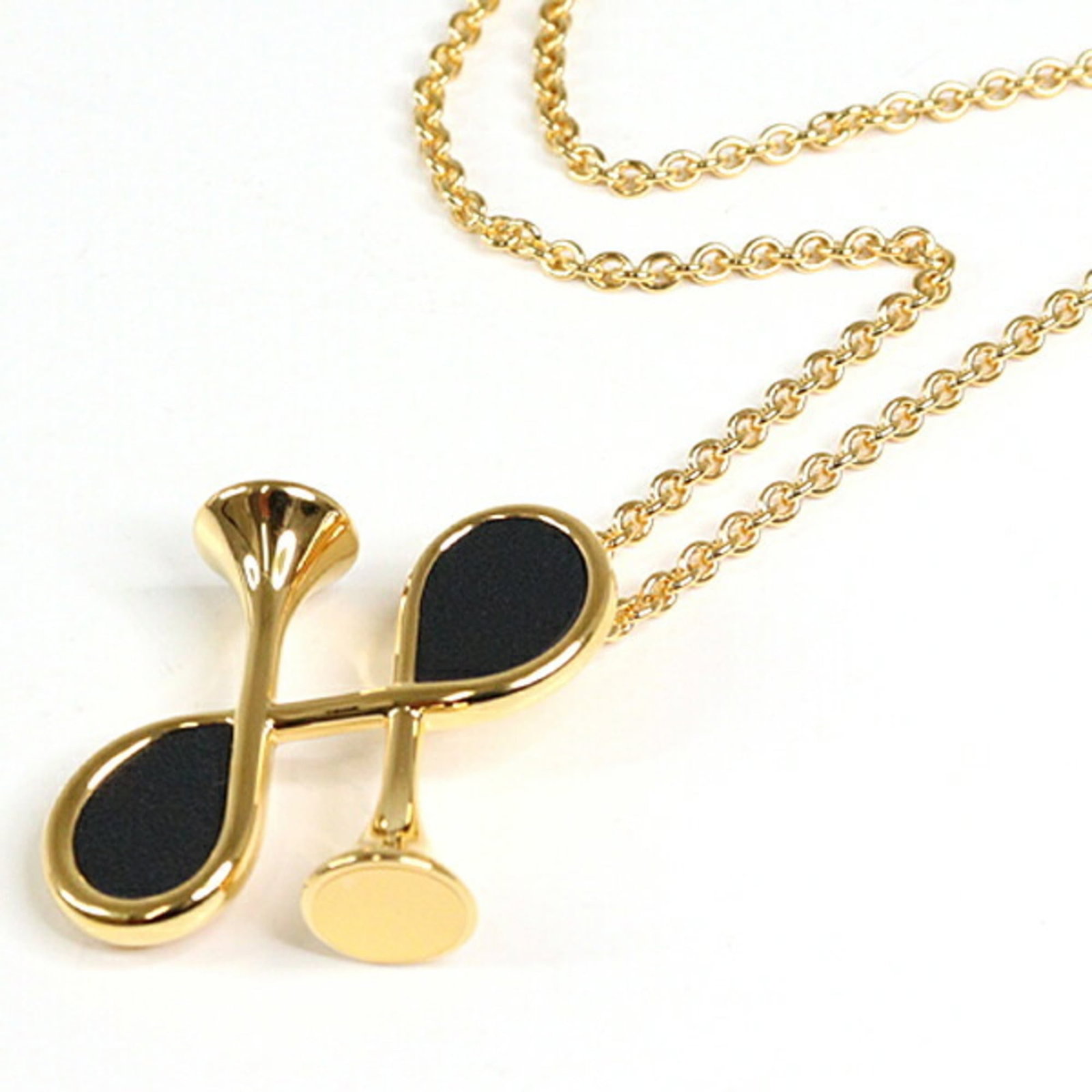HERMES Metal Swift Leather: HERMES Metal Swift Leather Metal Swift Leather Pendant from Hermes, featuring a sleek black and yellow gold design, measures 32mm x 30mm and is suspended from a 39cm chain, perfect for adding a touch 